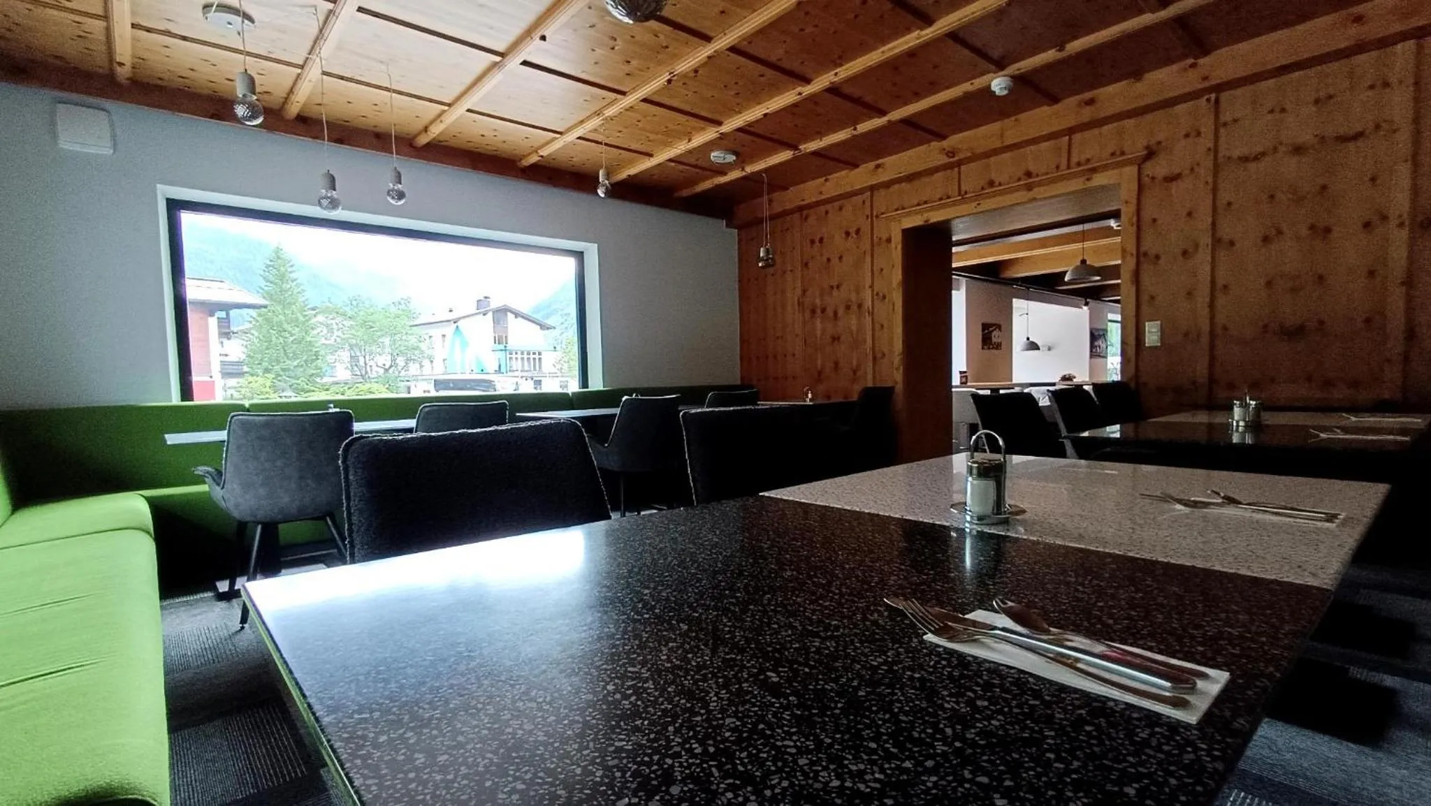 Restaurant/places to eat in Hotel Simader