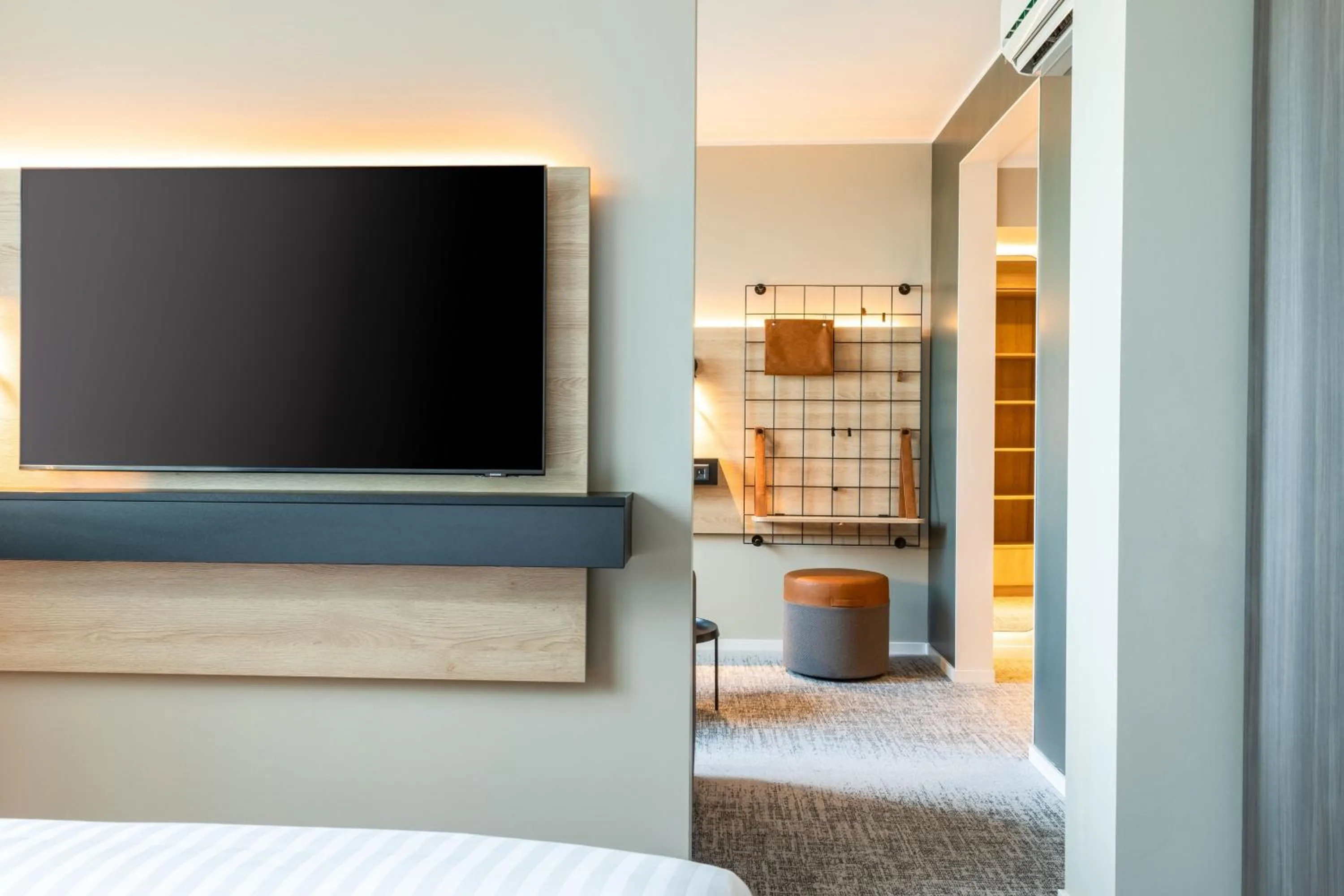 Photo of the whole room, Bed in Moxy Berlin Airport