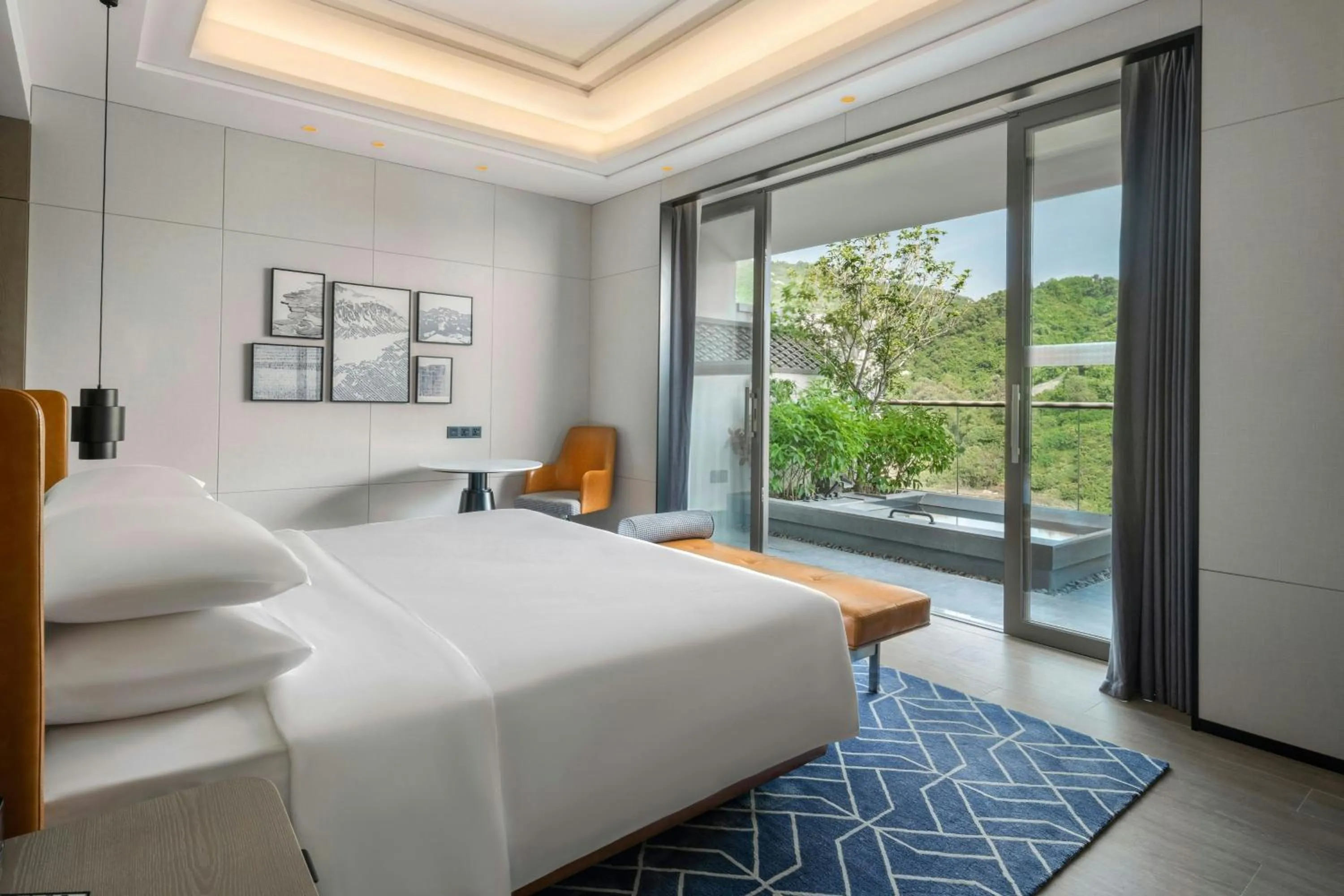 Photo of the whole room, Bed in Sheraton Maoming Hot Spring Resort