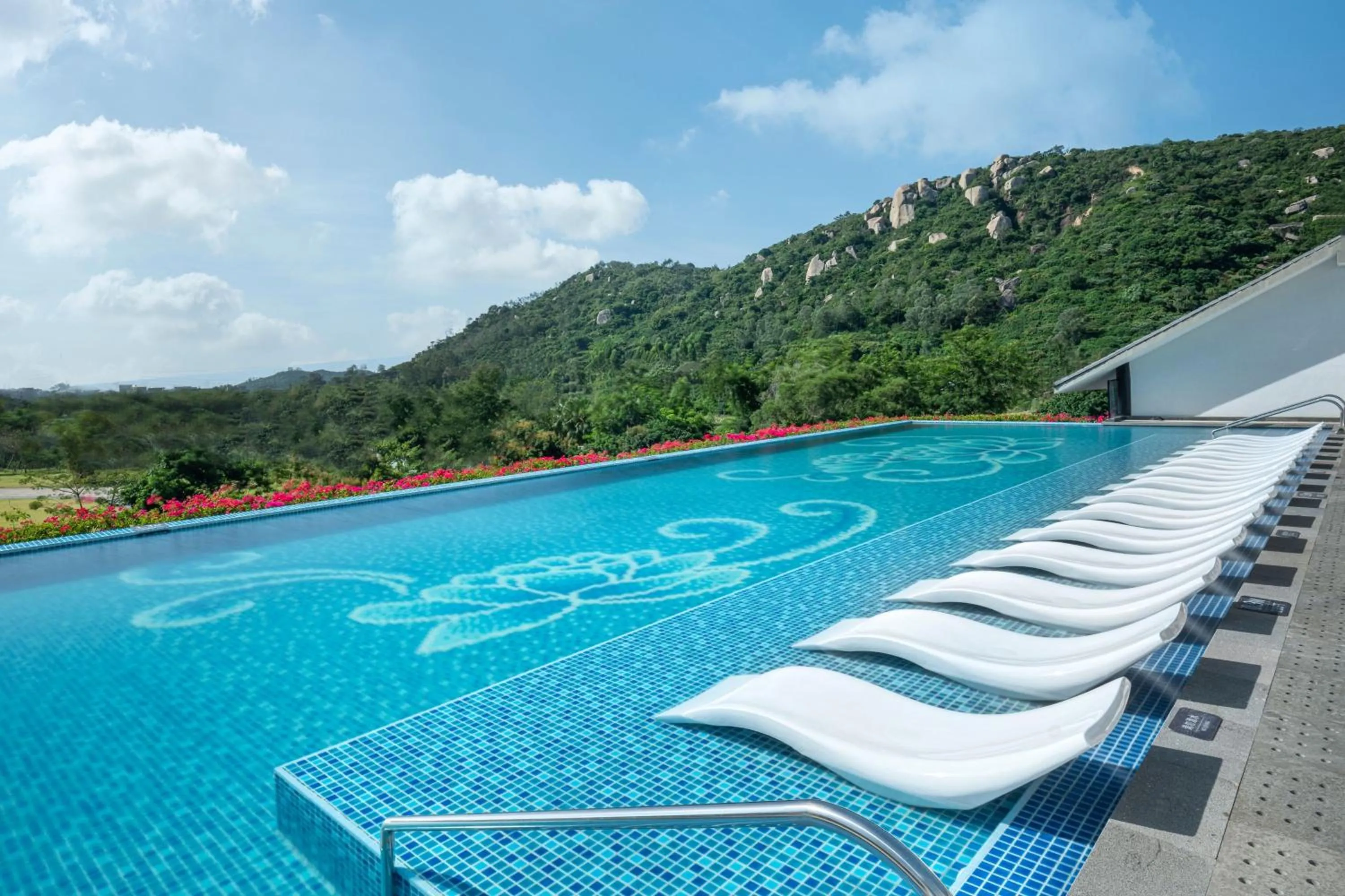 Swimming pool in Sheraton Maoming Hot Spring Resort