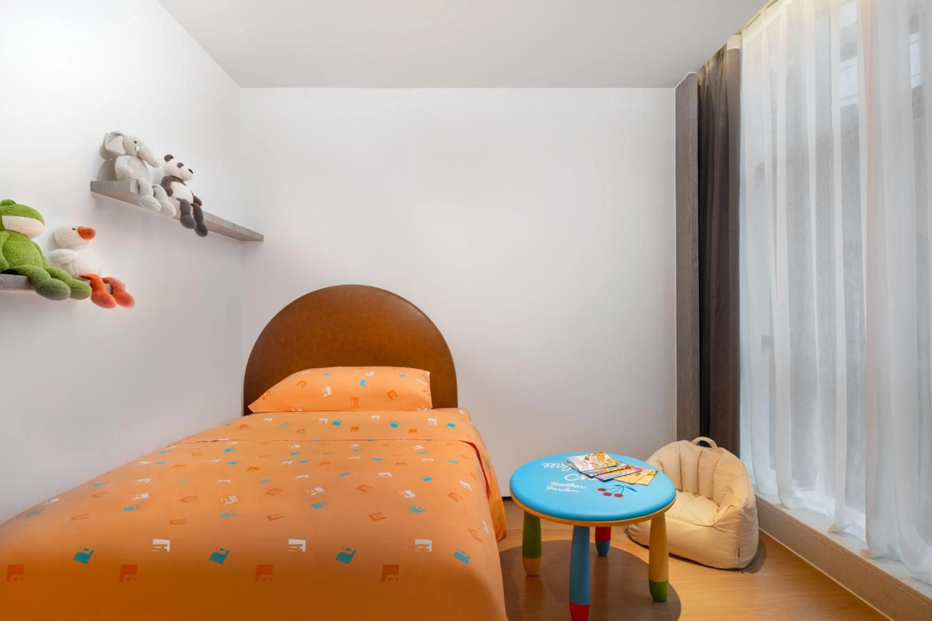 Photo of the whole room, Bed in Four Points by Sheraton Chongqing, Yongchuan