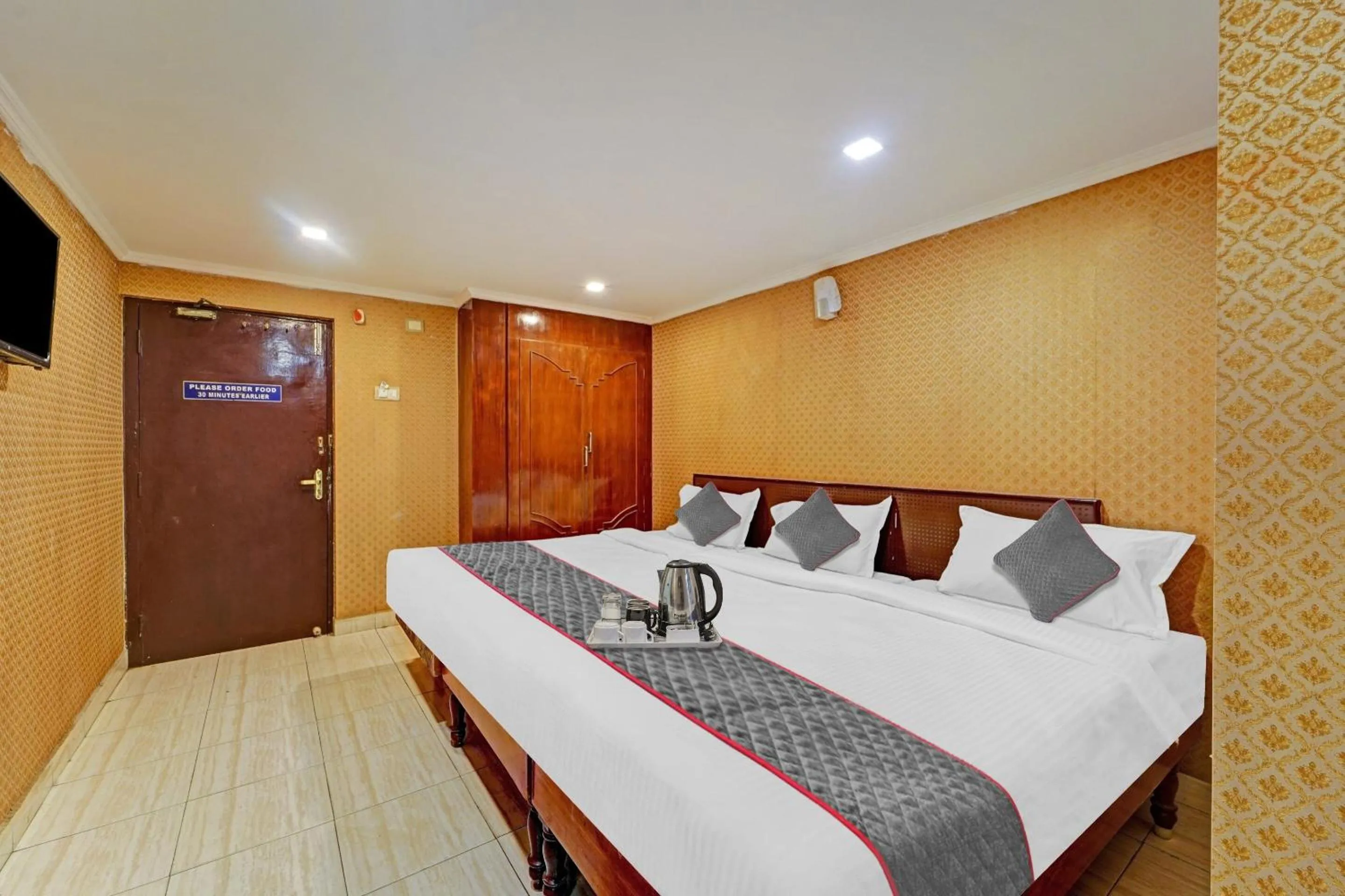 Bedroom in Collection O Pride Hospitality US Consulate