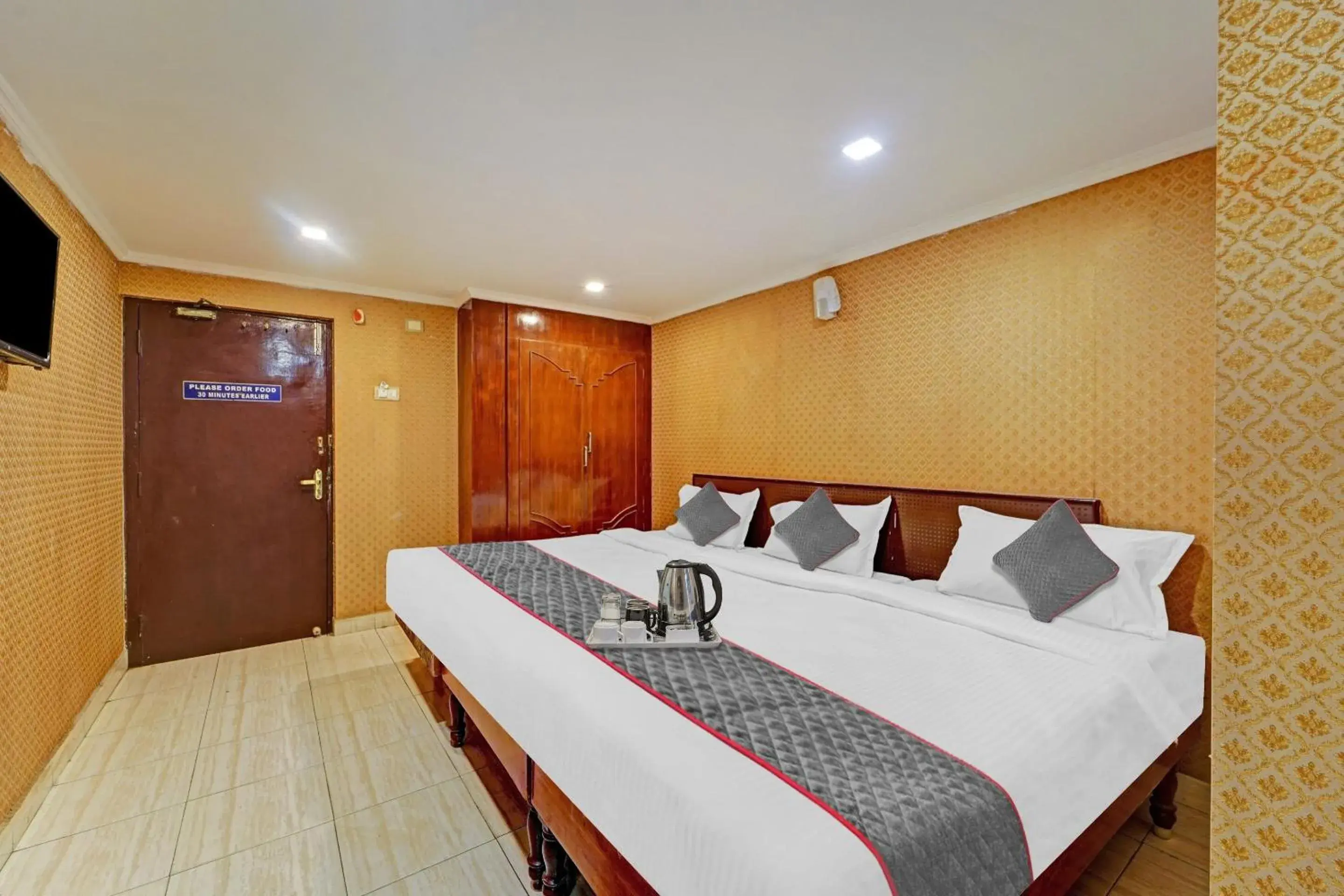 Bedroom in Collection O Pride Hospitality US Consulate Bedroom in Collection O Pride Hospitality US Consulate