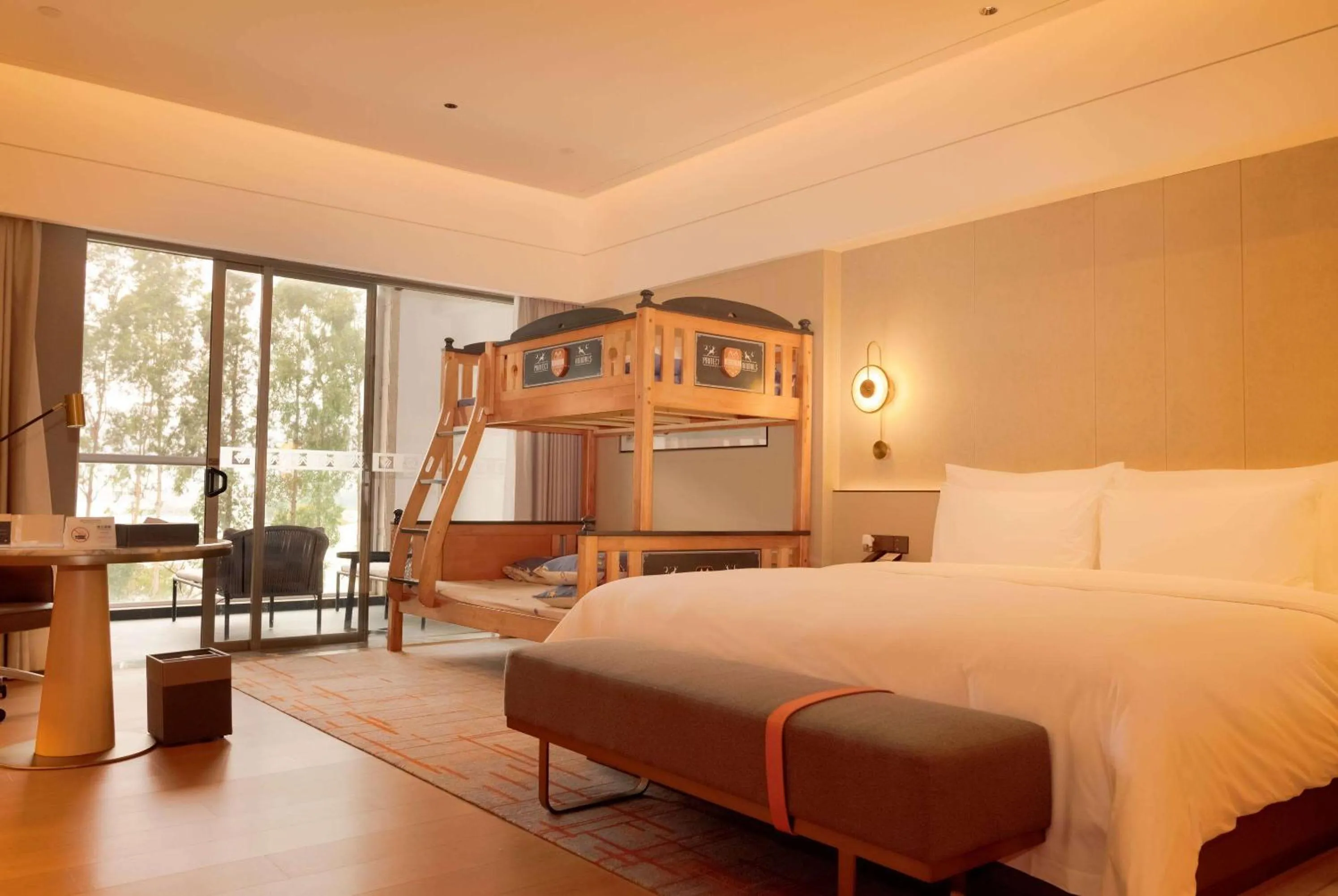 Photo of the whole room, Bed in Wyndham Grand Zhaoqing Downtown