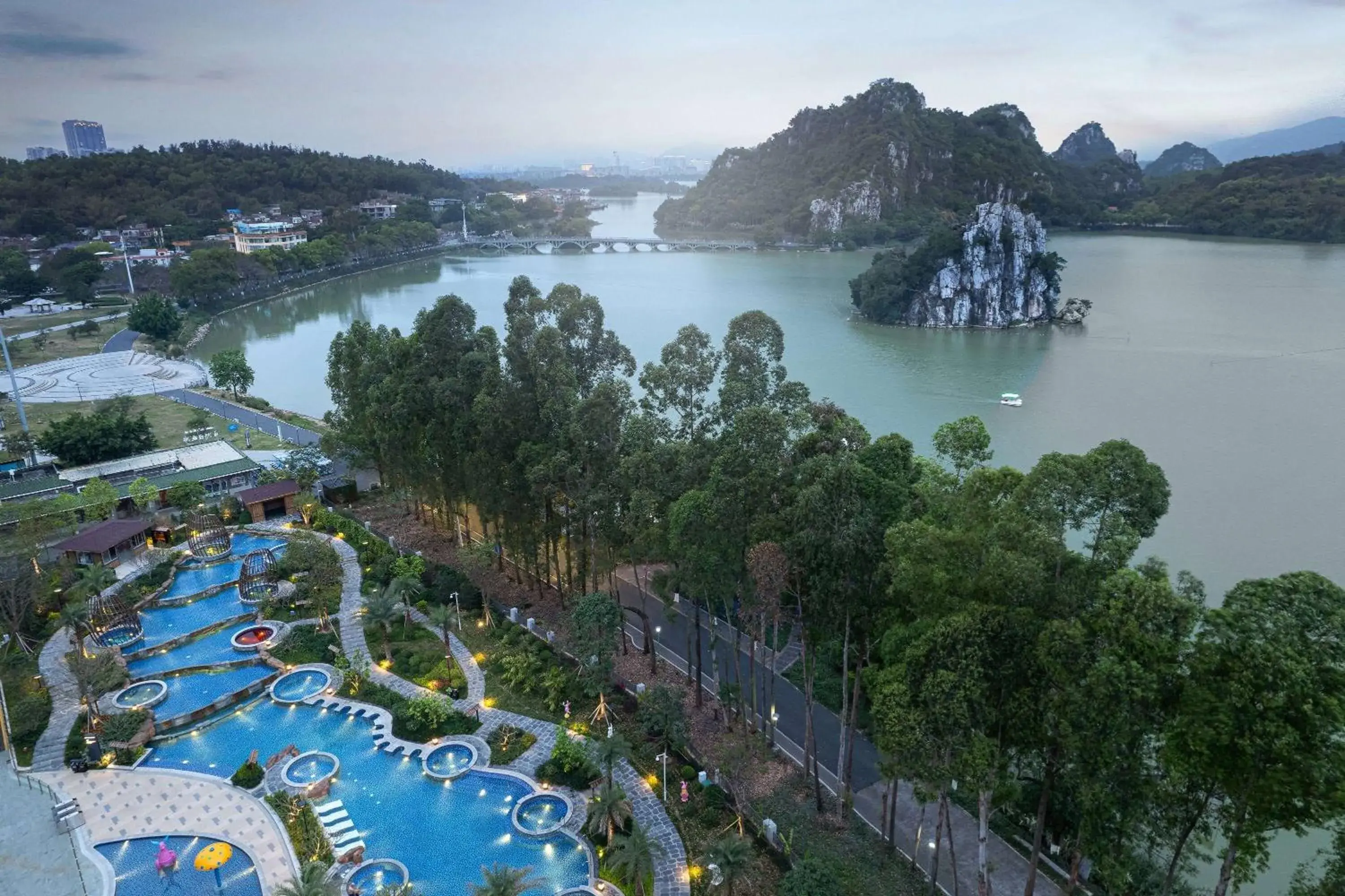 Property building in Wyndham Grand Zhaoqing Downtown Property building in Wyndham Grand Zhaoqing Downtown