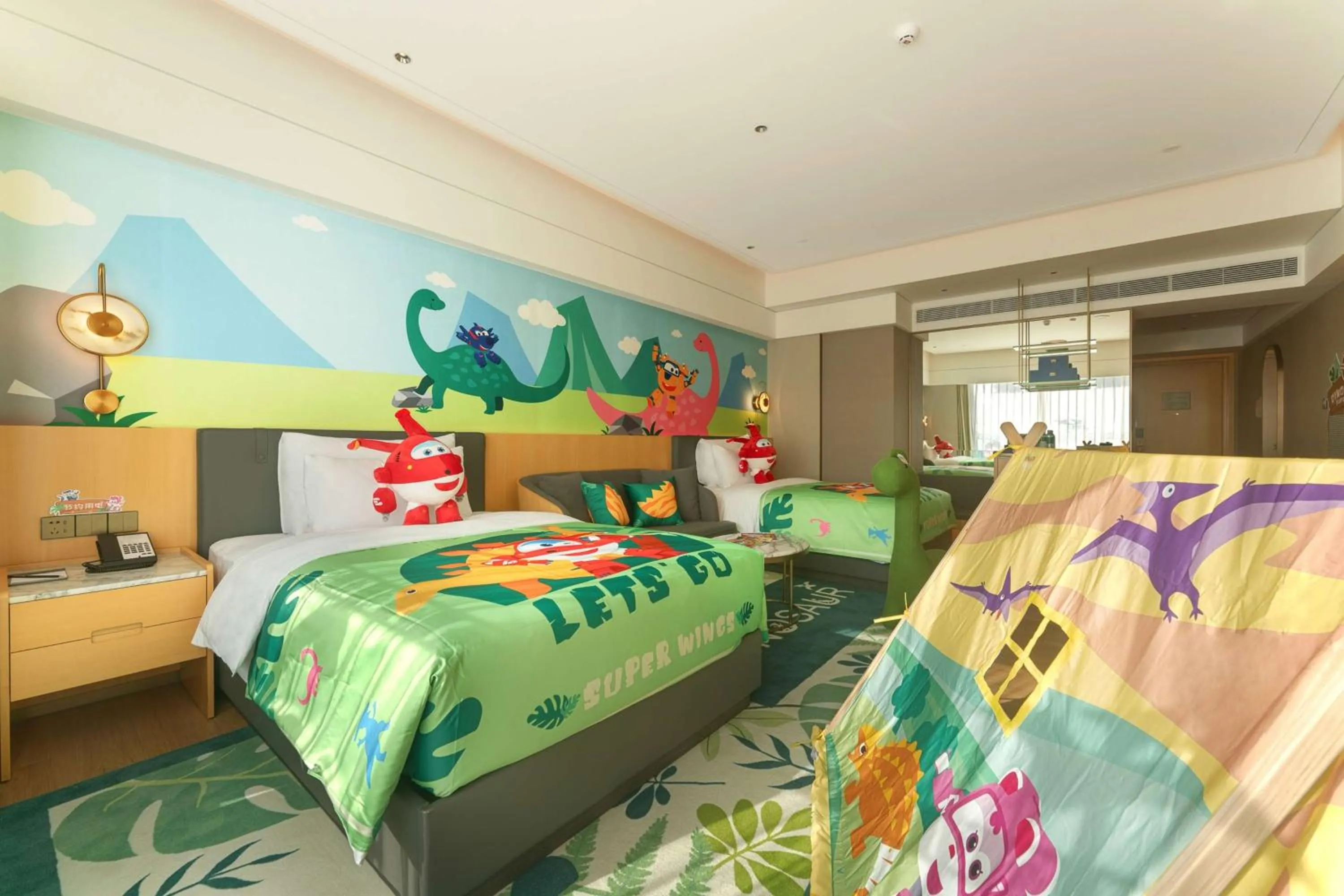 Photo of the whole room, Bed in Wyndham Grand Zhaoqing Downtown