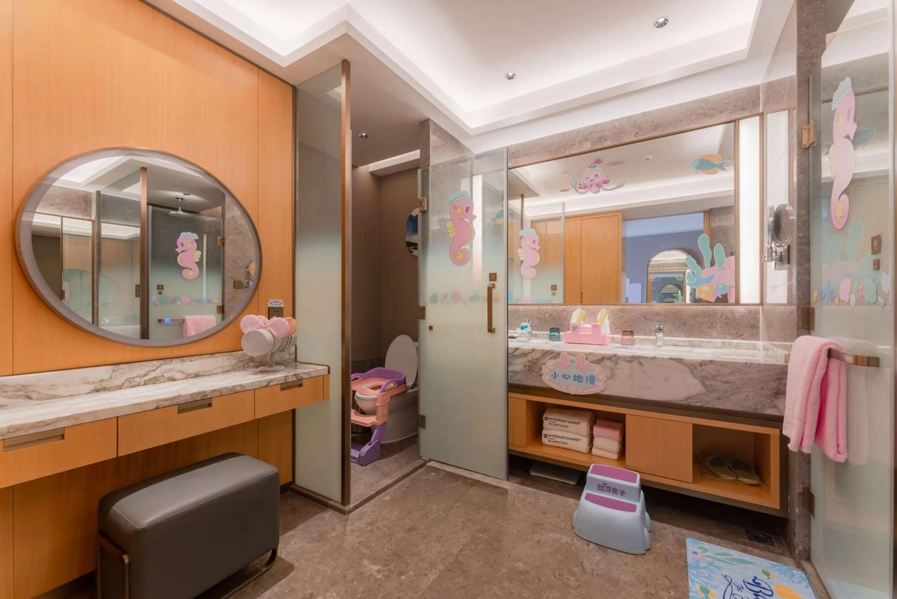 TV and multimedia in Wyndham Grand Zhaoqing Downtown