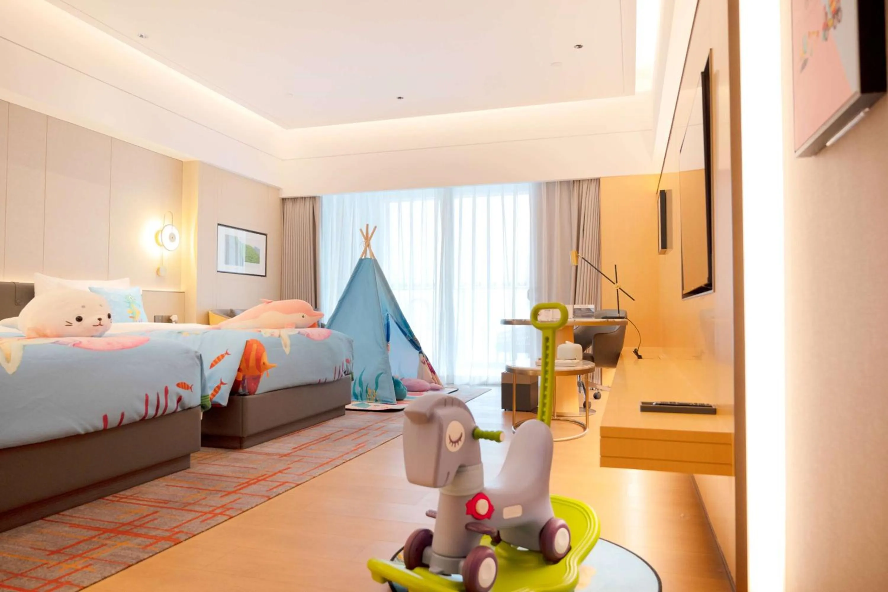 Photo of the whole room, Bed in Wyndham Grand Zhaoqing Downtown