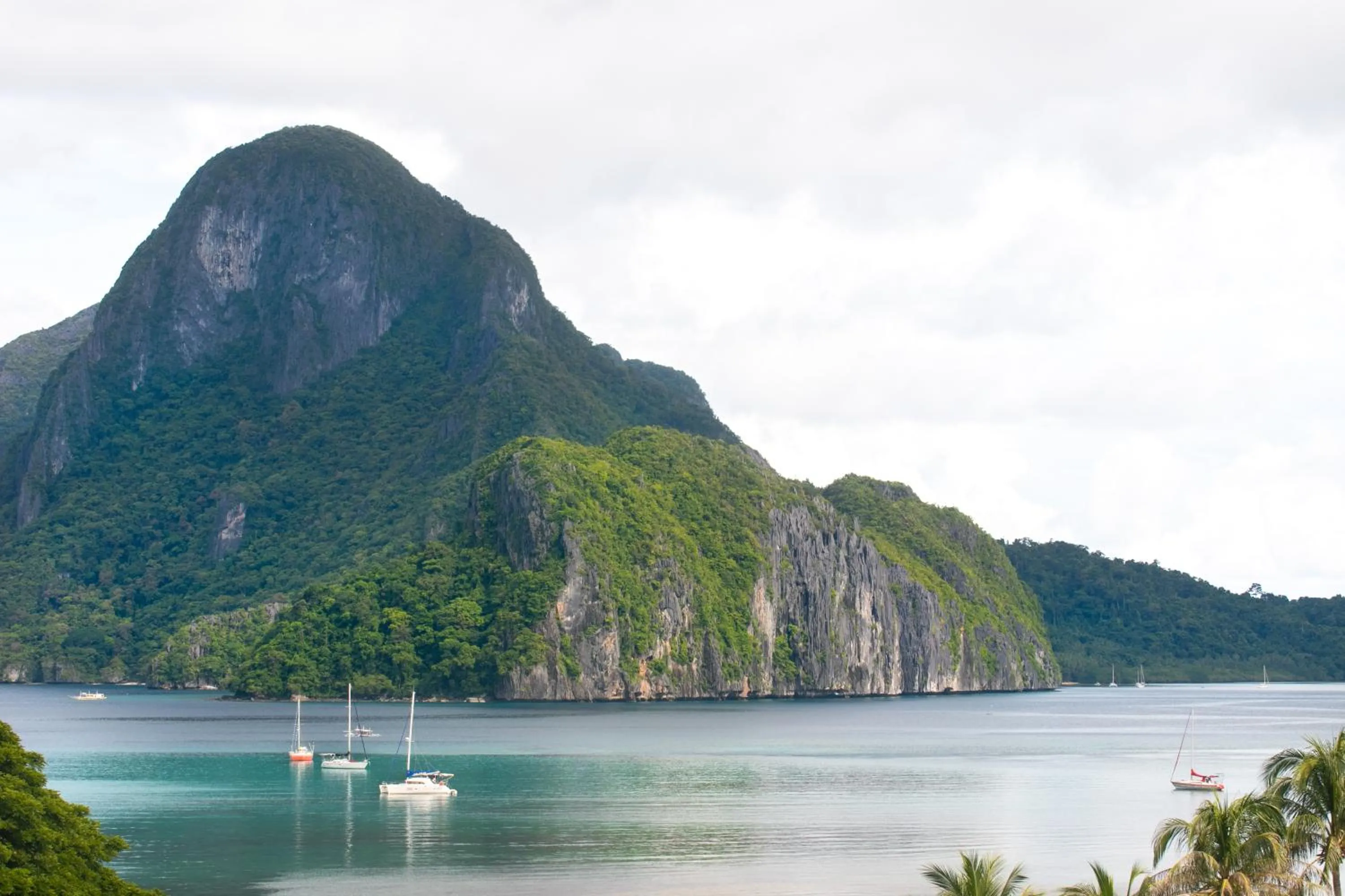 Mountain view in The Funny Lion - El Nido