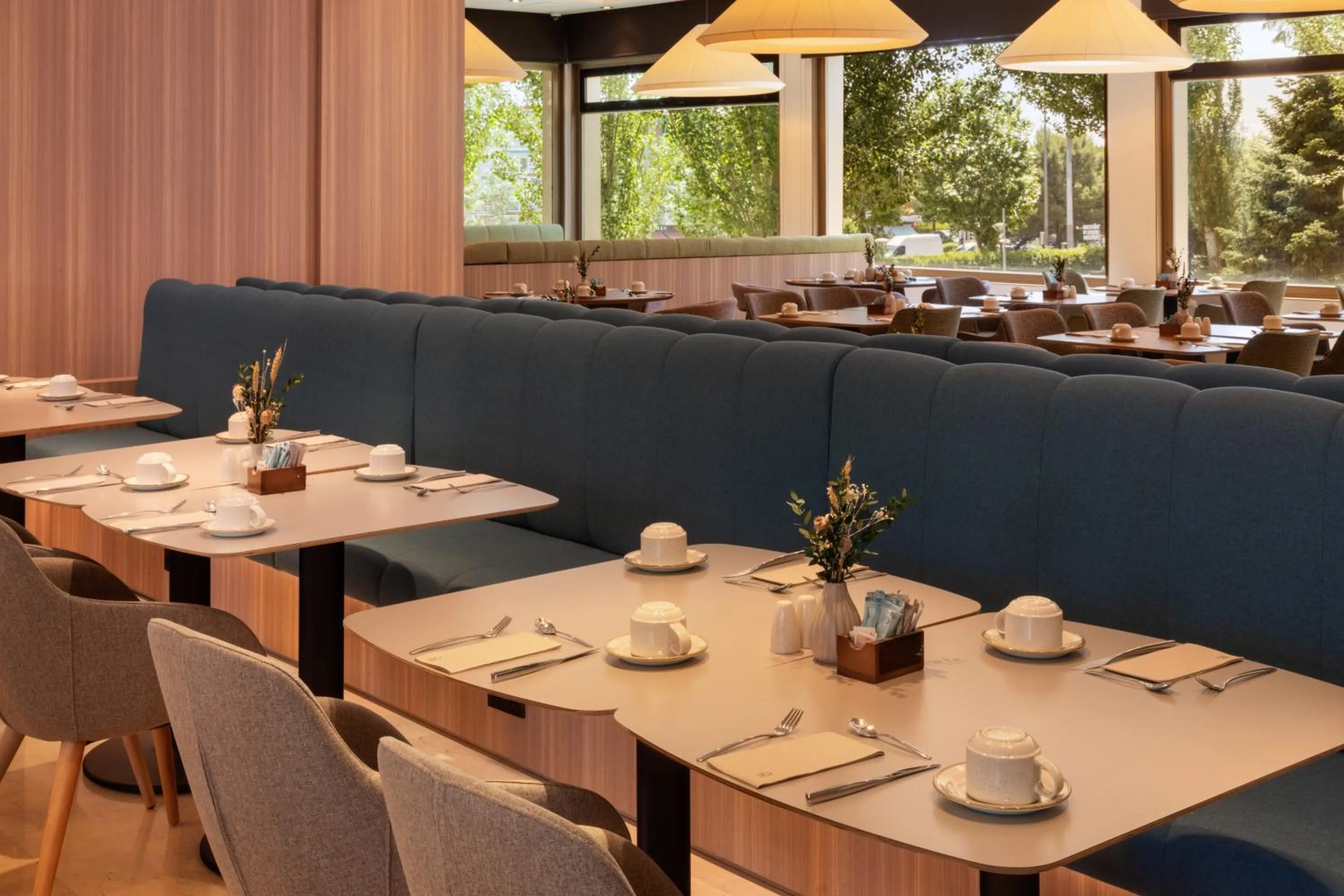 Restaurant/places to eat in Melia Barajas