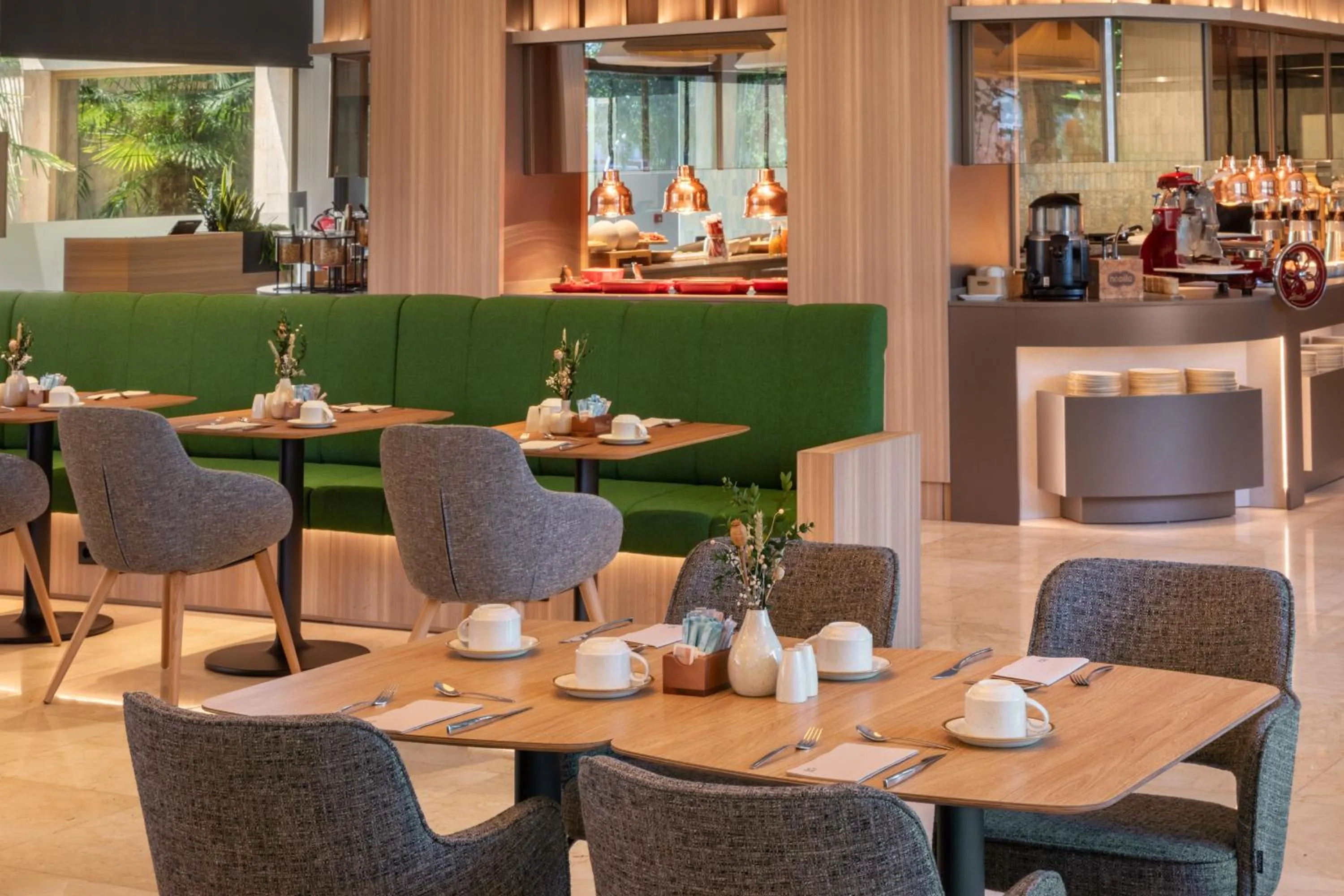 Restaurant/places to eat in Melia Barajas