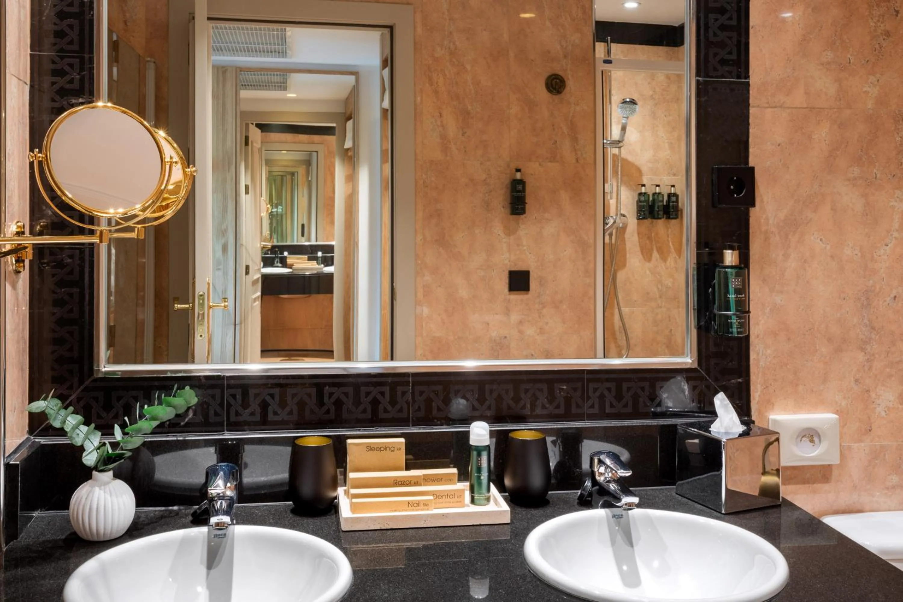 Shower in Melia Barajas