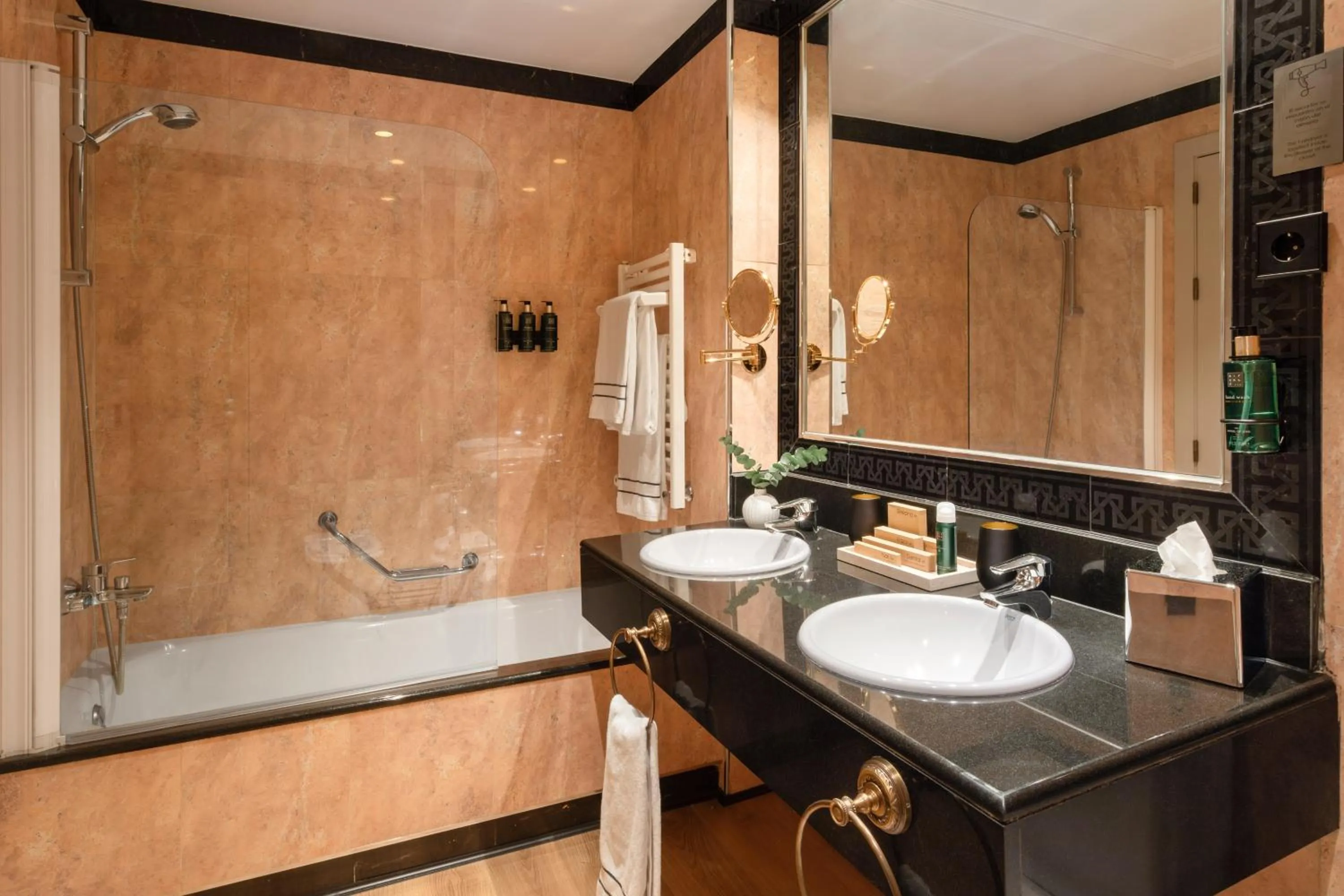 Shower in Melia Barajas