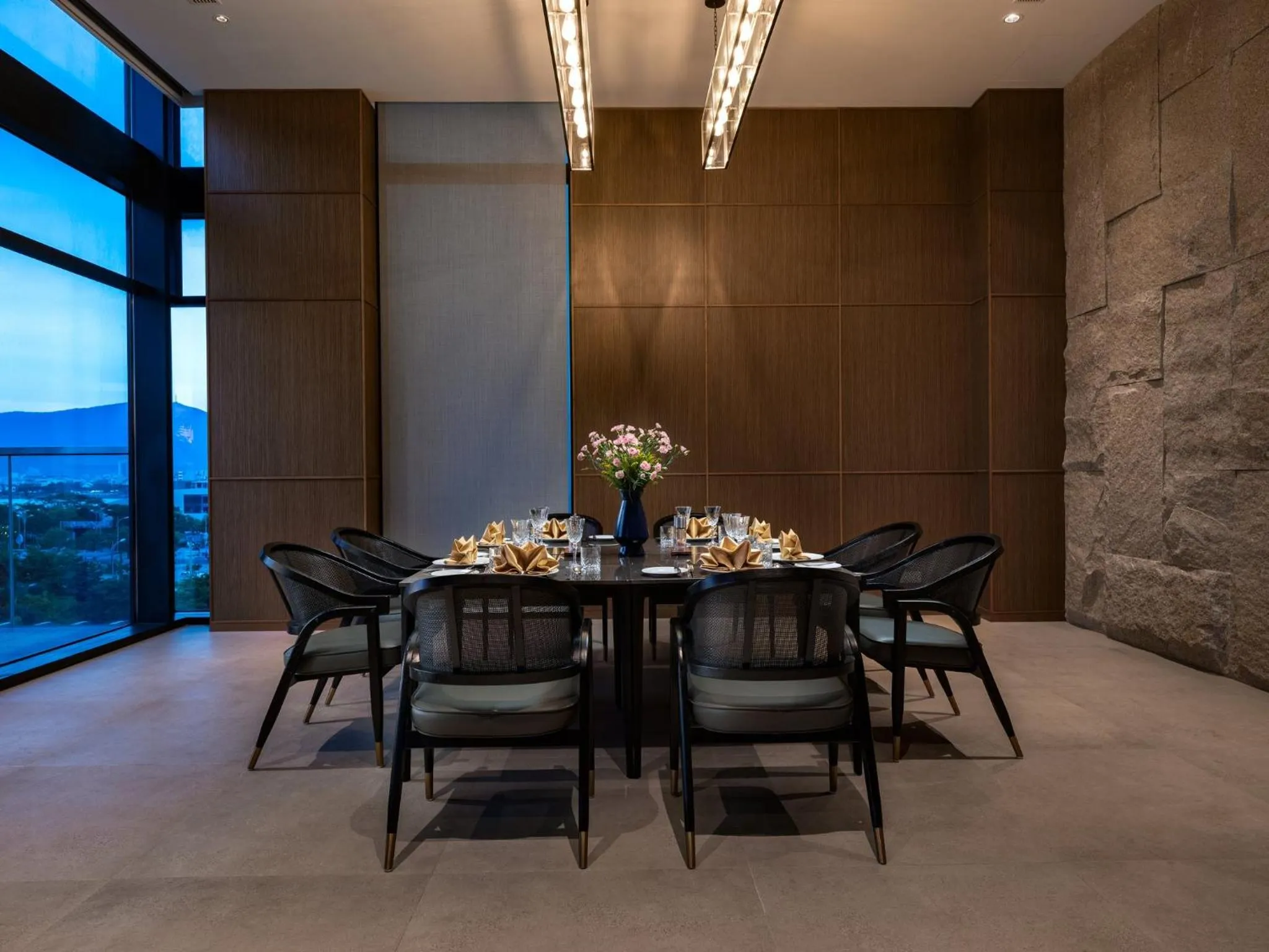 Restaurant/places to eat in Crowne Plaza Danang City Centre by IHG