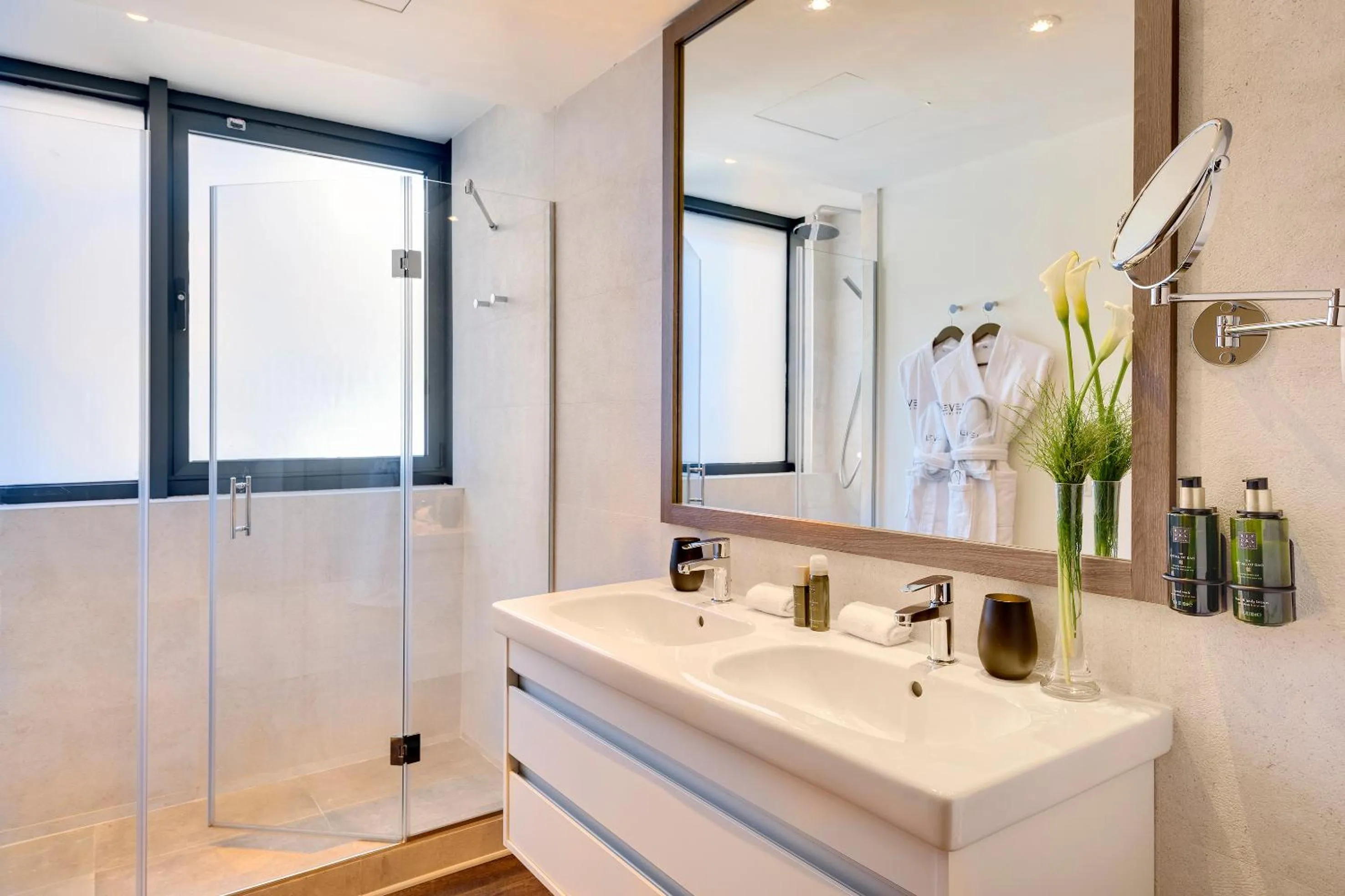 Shower in Melia Madrid Serrano