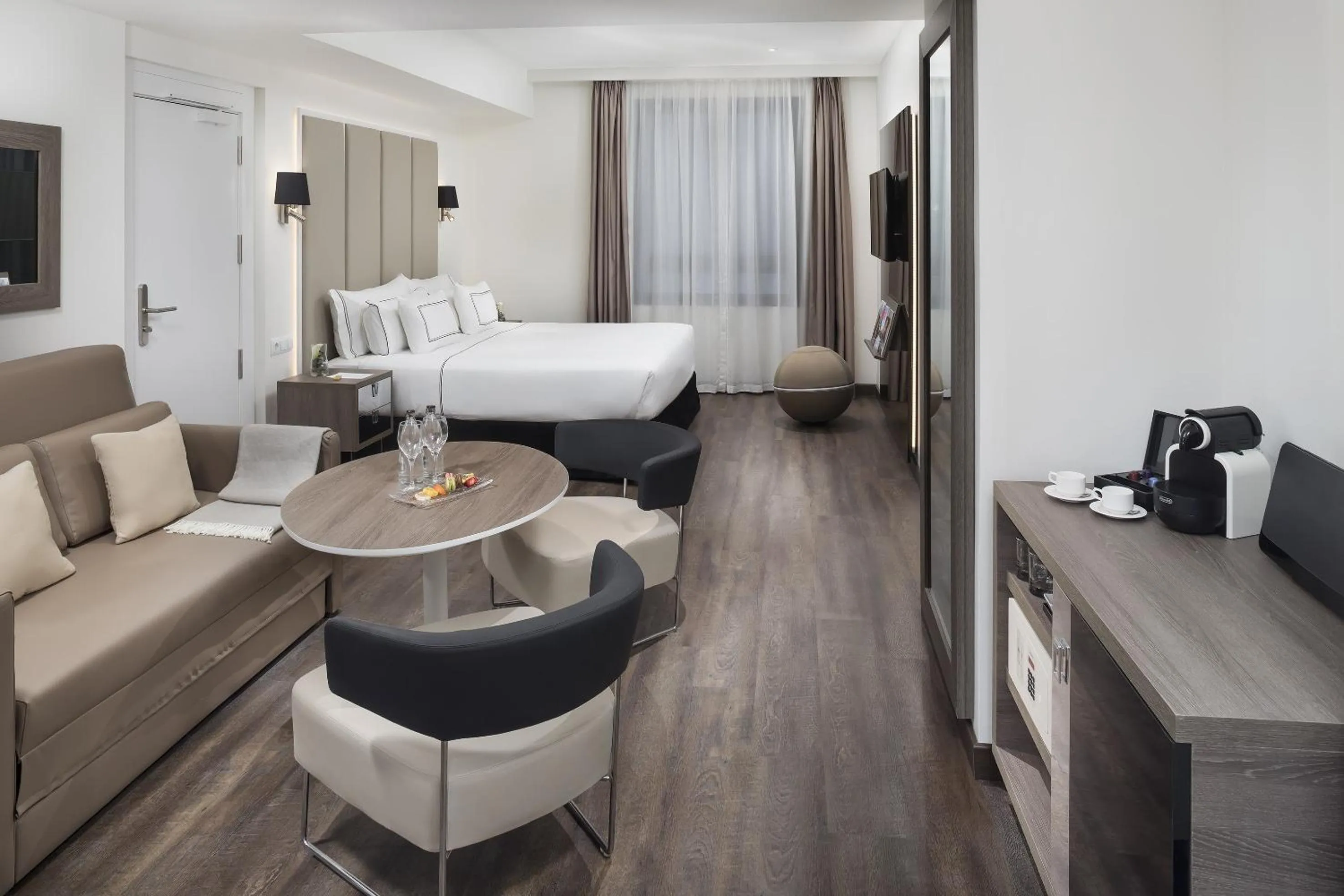 Bed in Melia Madrid Serrano