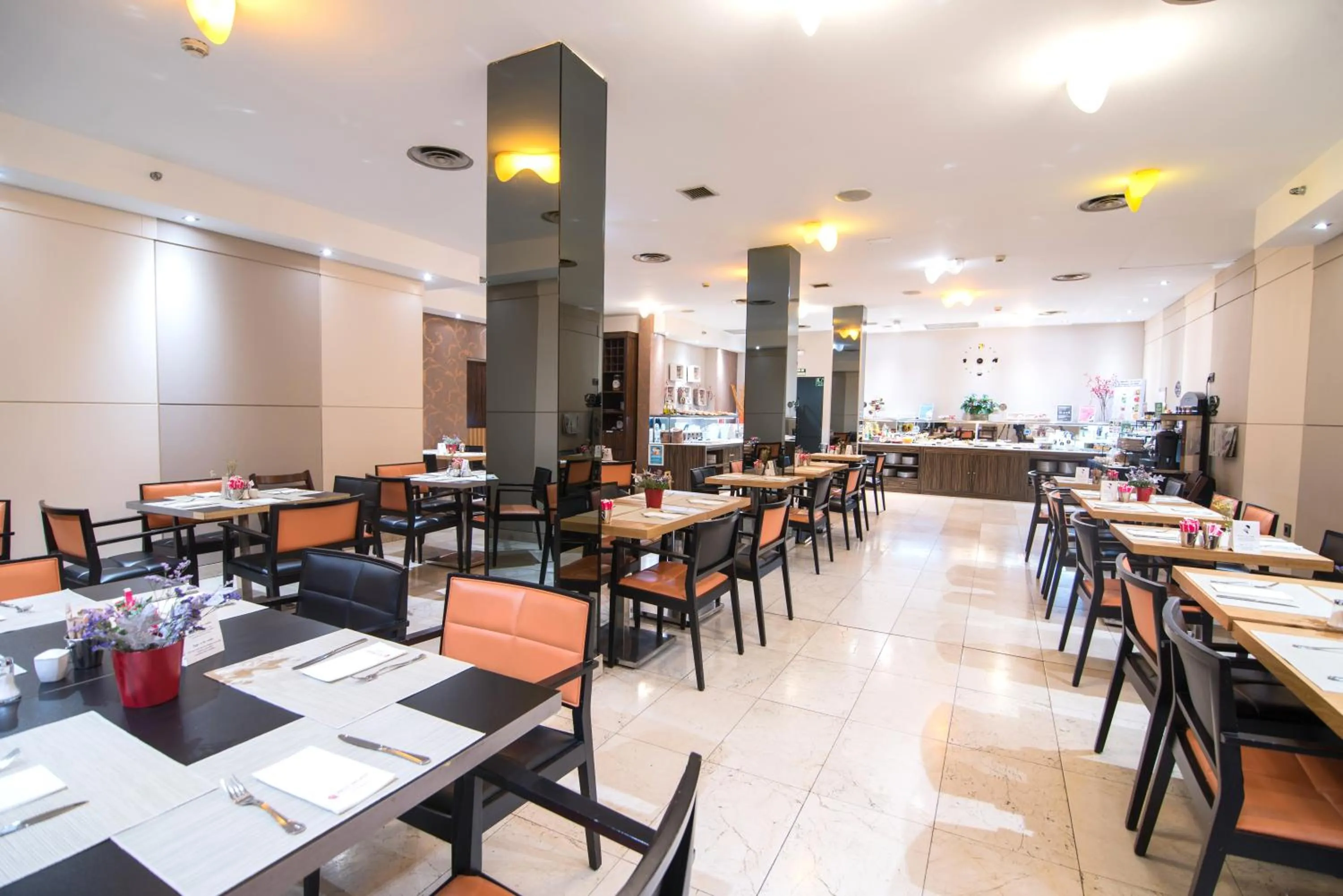 Restaurant/places to eat in Petit Palace President Castellana