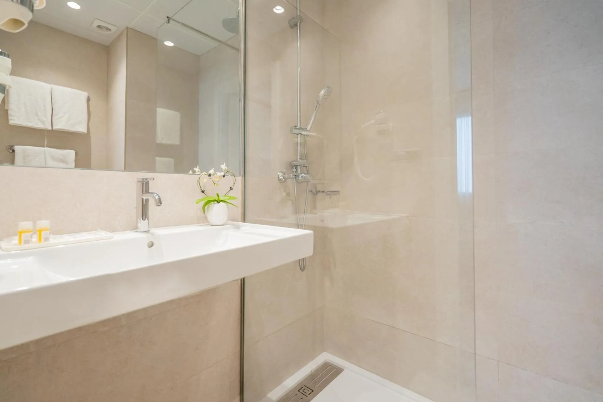 Shower in Hotel Glòries