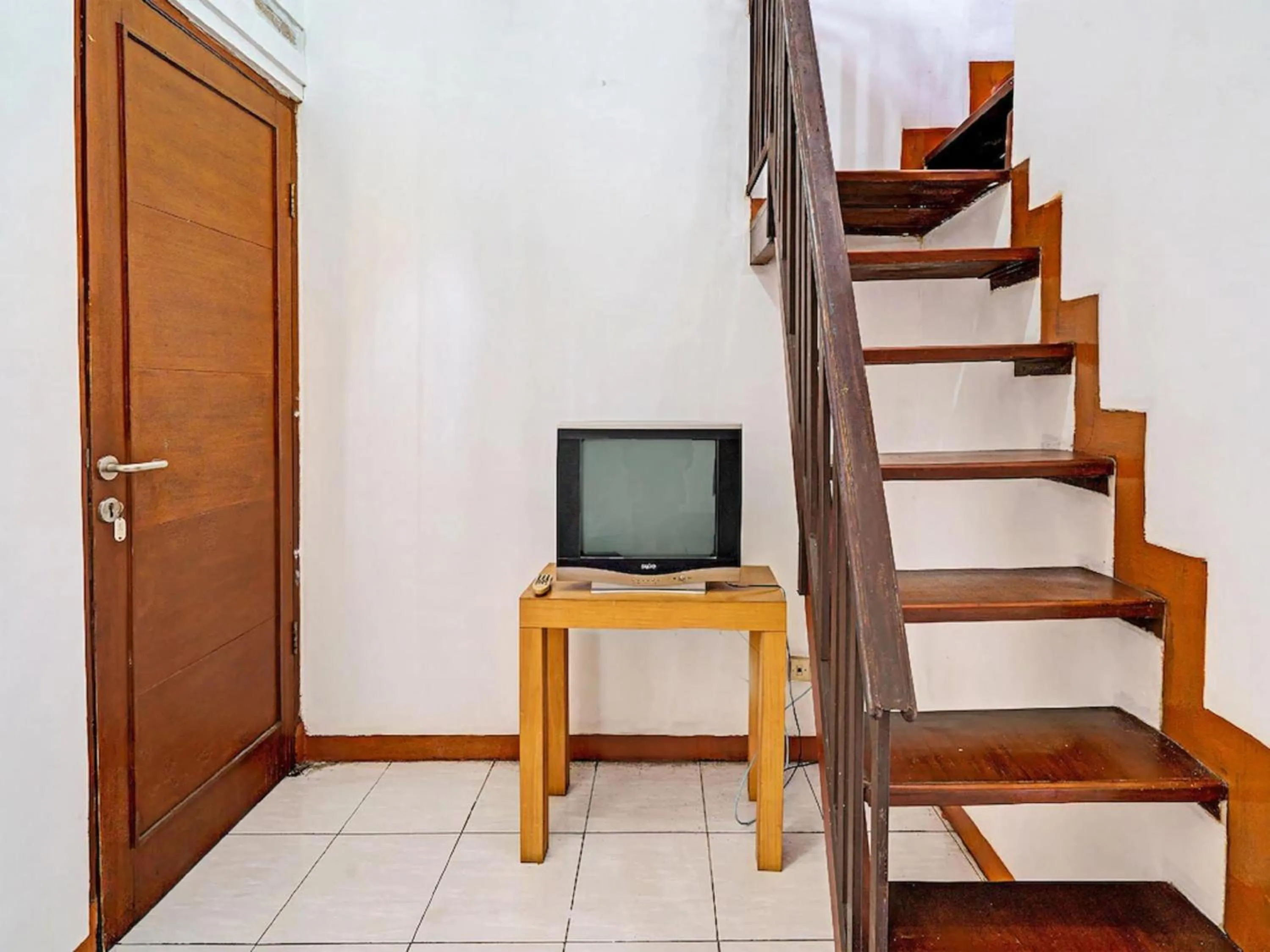 TV and multimedia in Super OYO Capital O 91810 Hotel Balebat 2