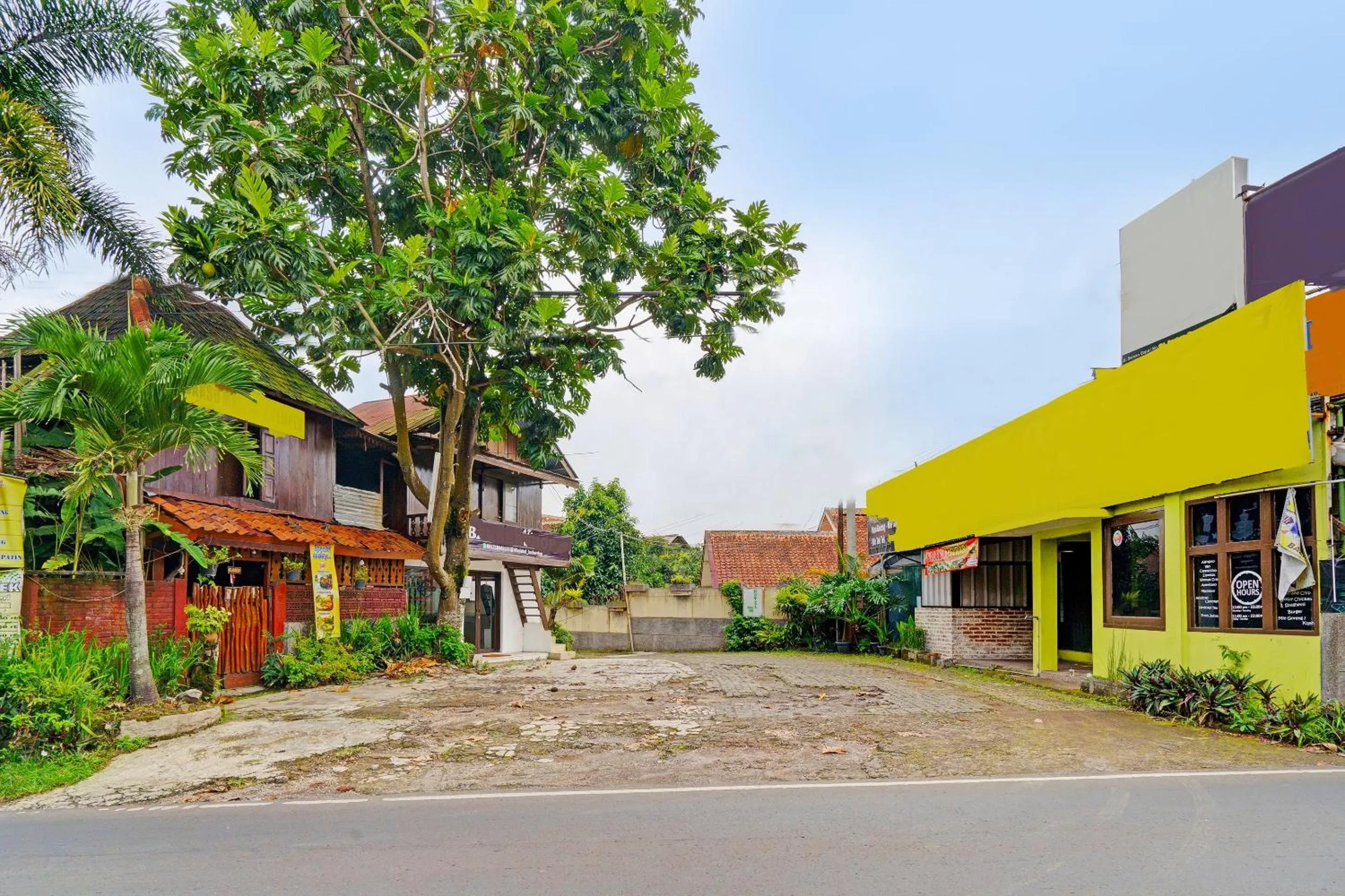 Facade/entrance in Super OYO Capital O 91810 Hotel Balebat 2