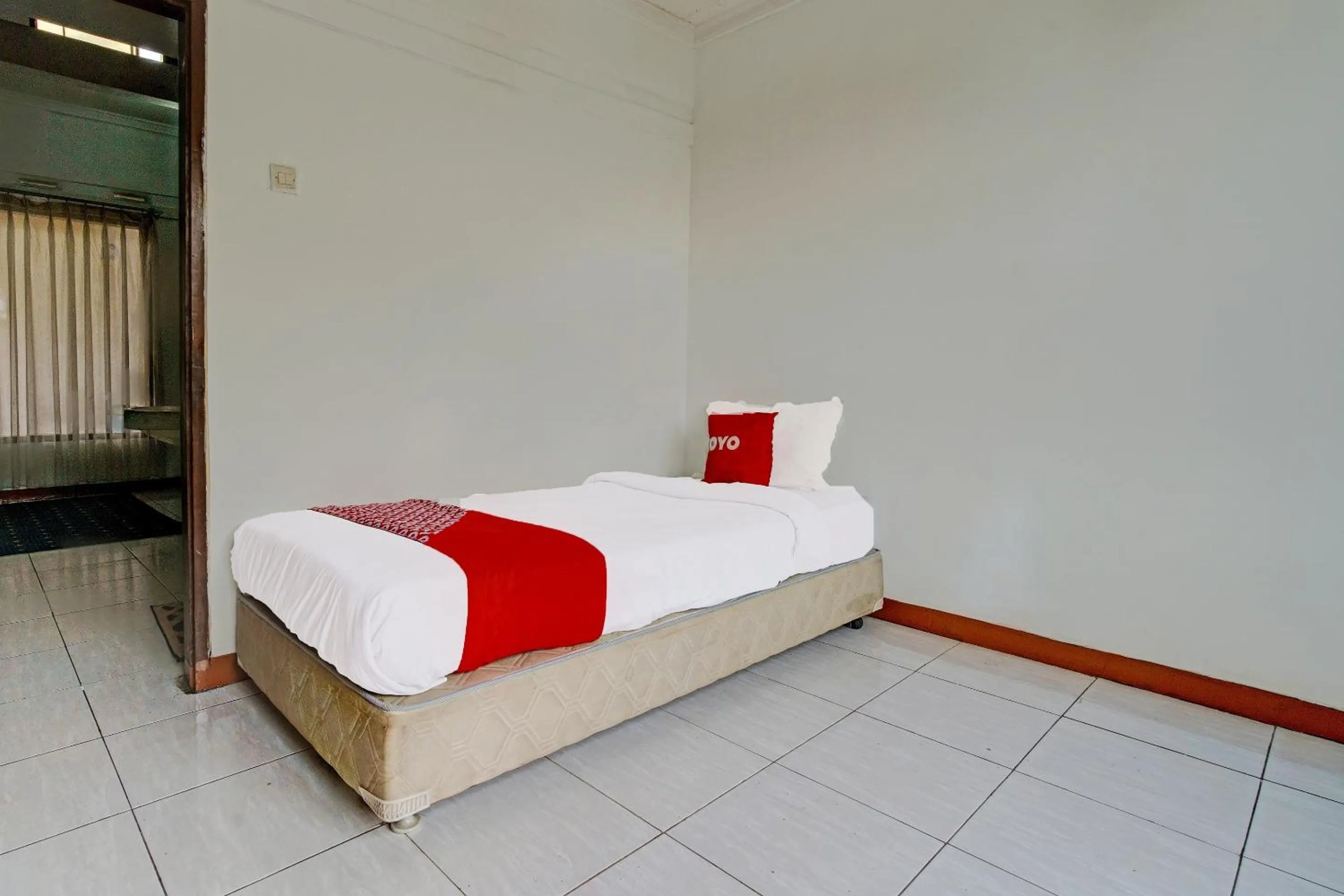 Bedroom in Super OYO Capital O 91810 Hotel Balebat 2