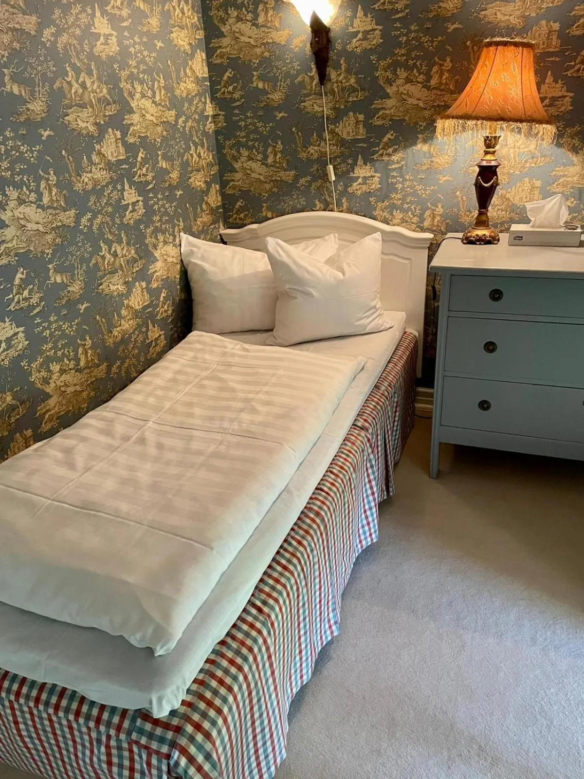 Bed in Apertins Hotell