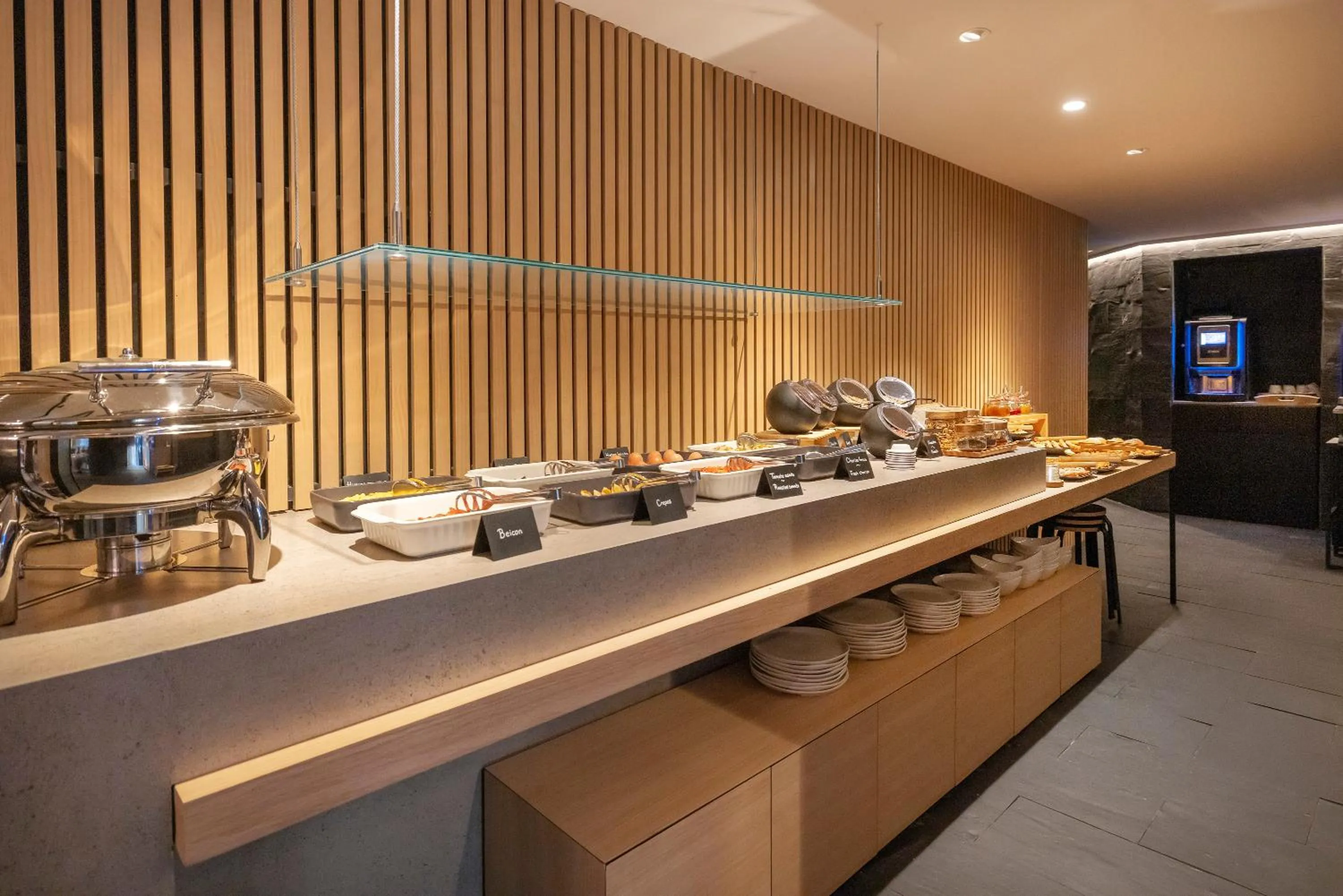 Restaurant/places to eat in HM Jaime III