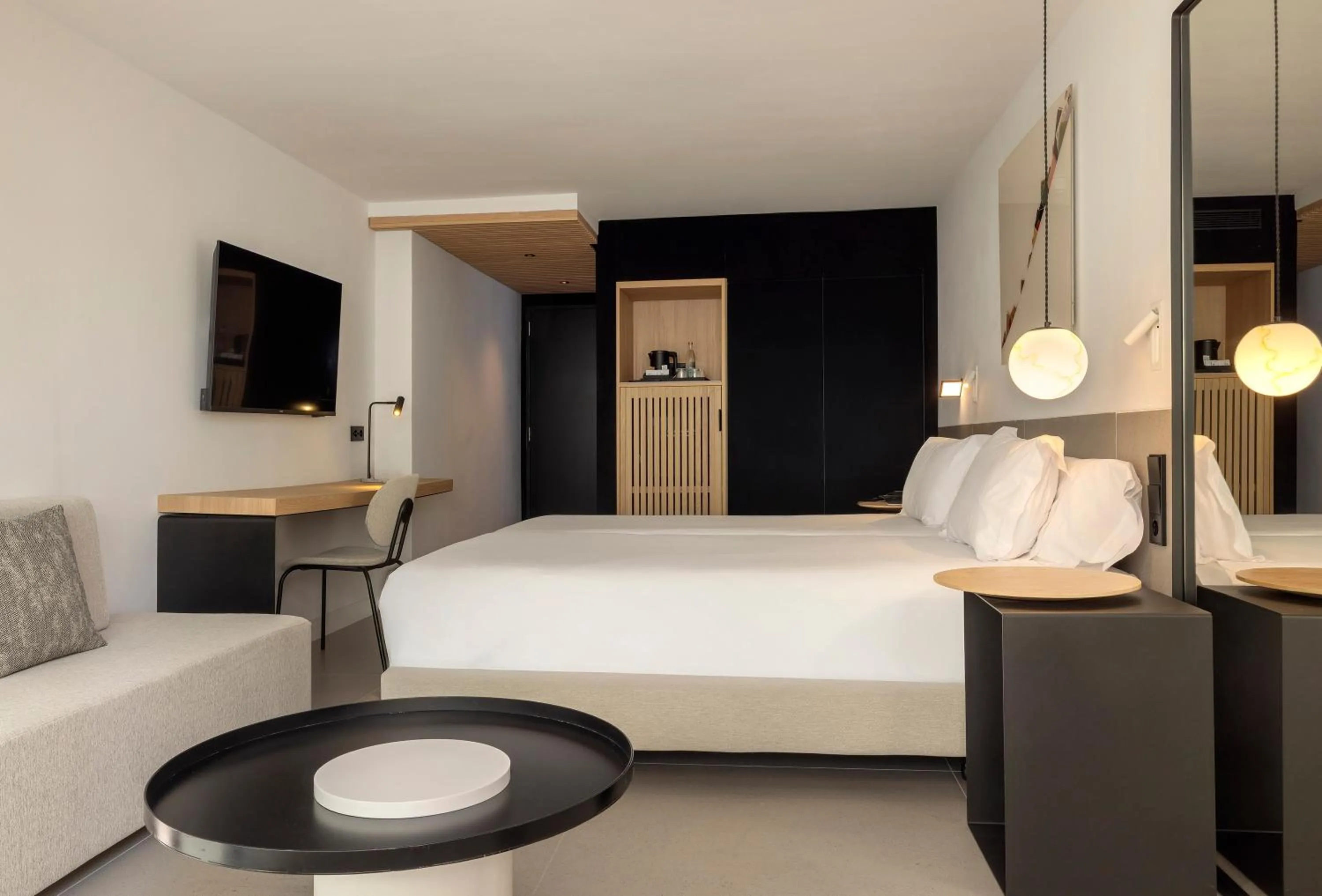 Photo of the whole room, Bed in HM Jaime III