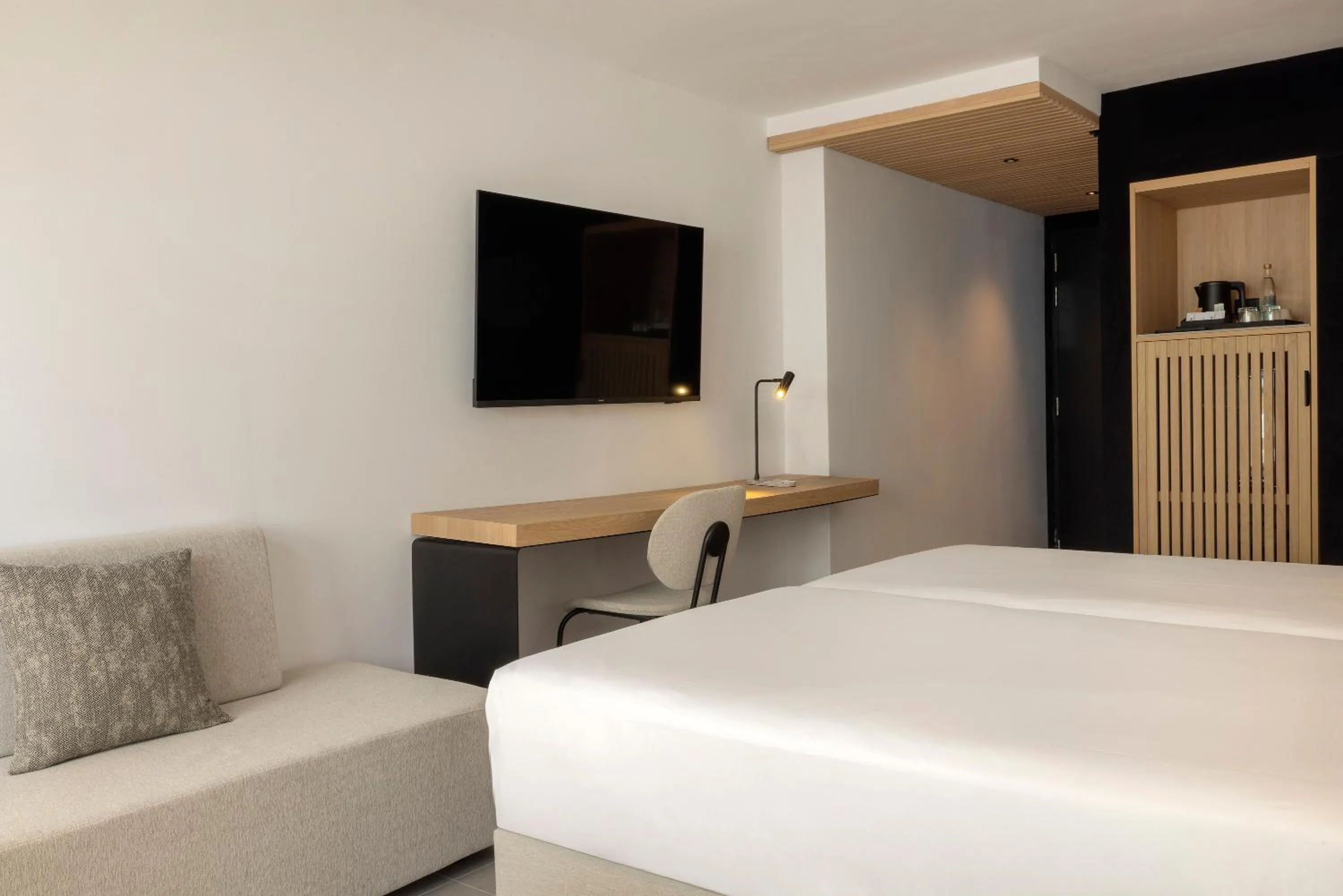 Seating area, Bed in HM Jaime III