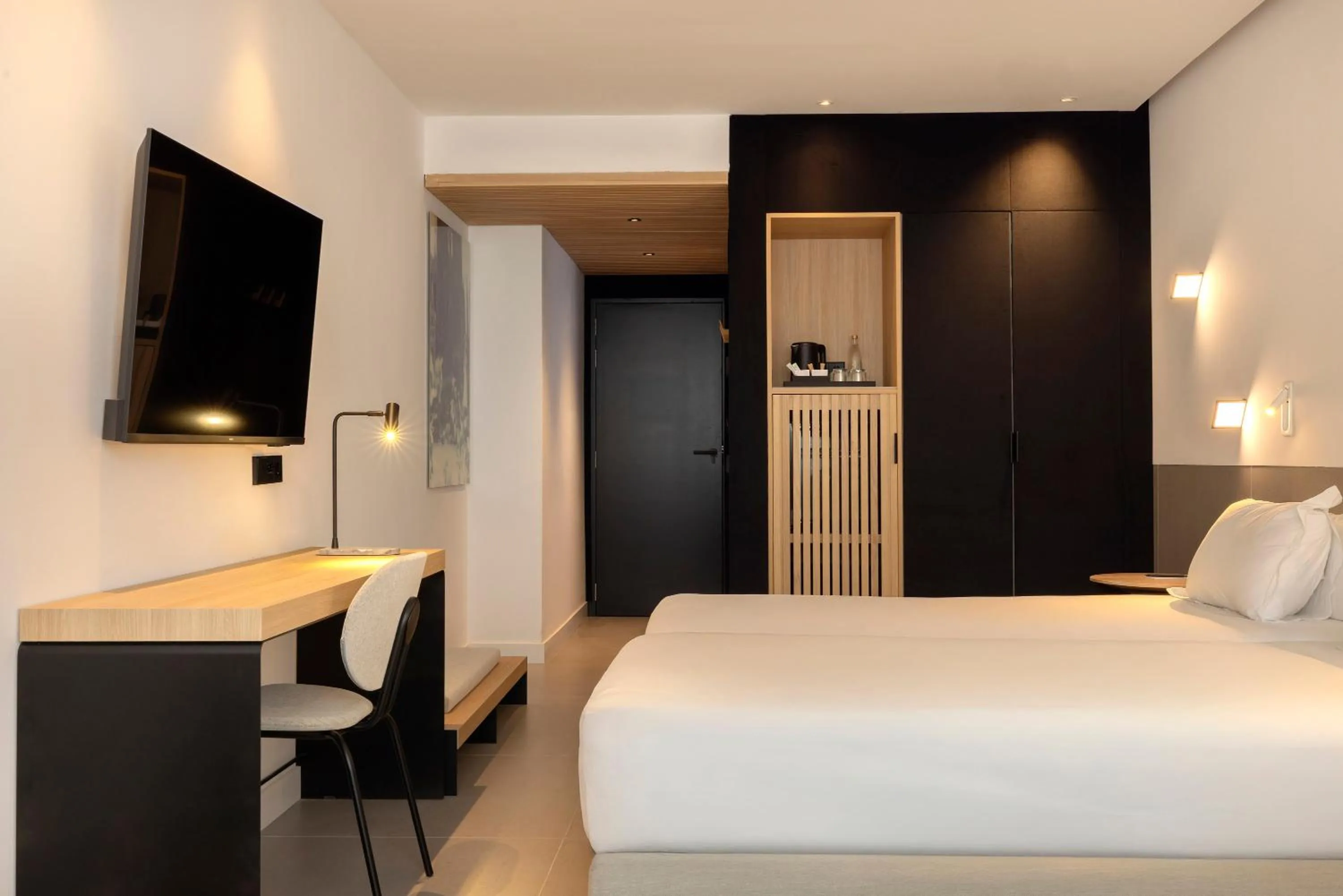 Photo of the whole room, Bed in HM Jaime III