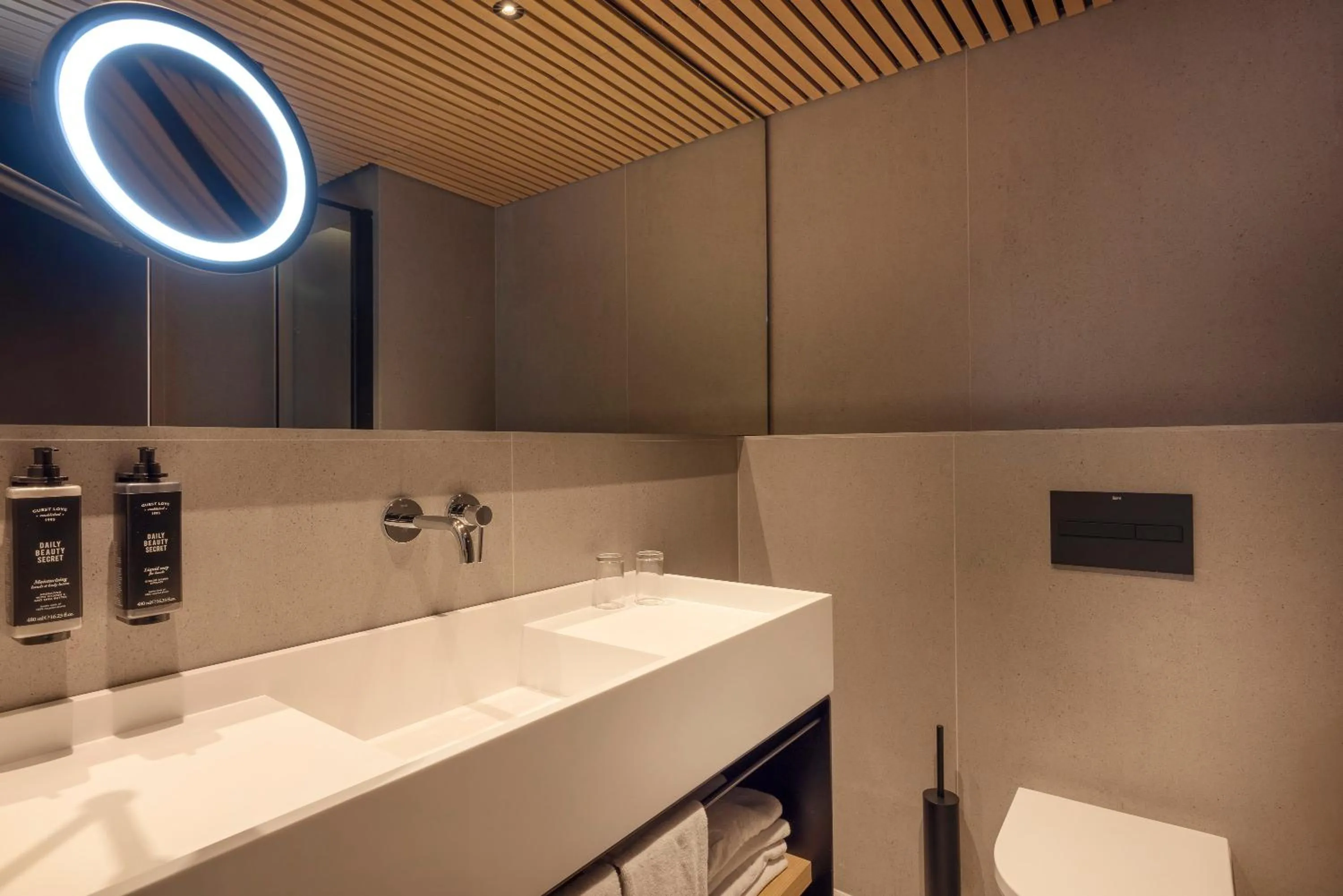 Bathroom in HM Jaime III