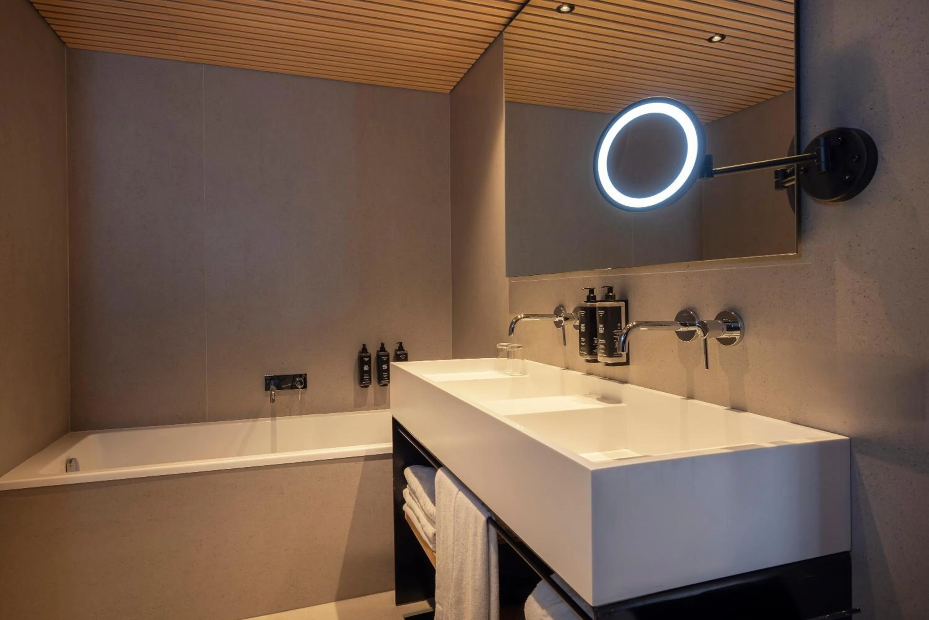 Bathroom in HM Jaime III