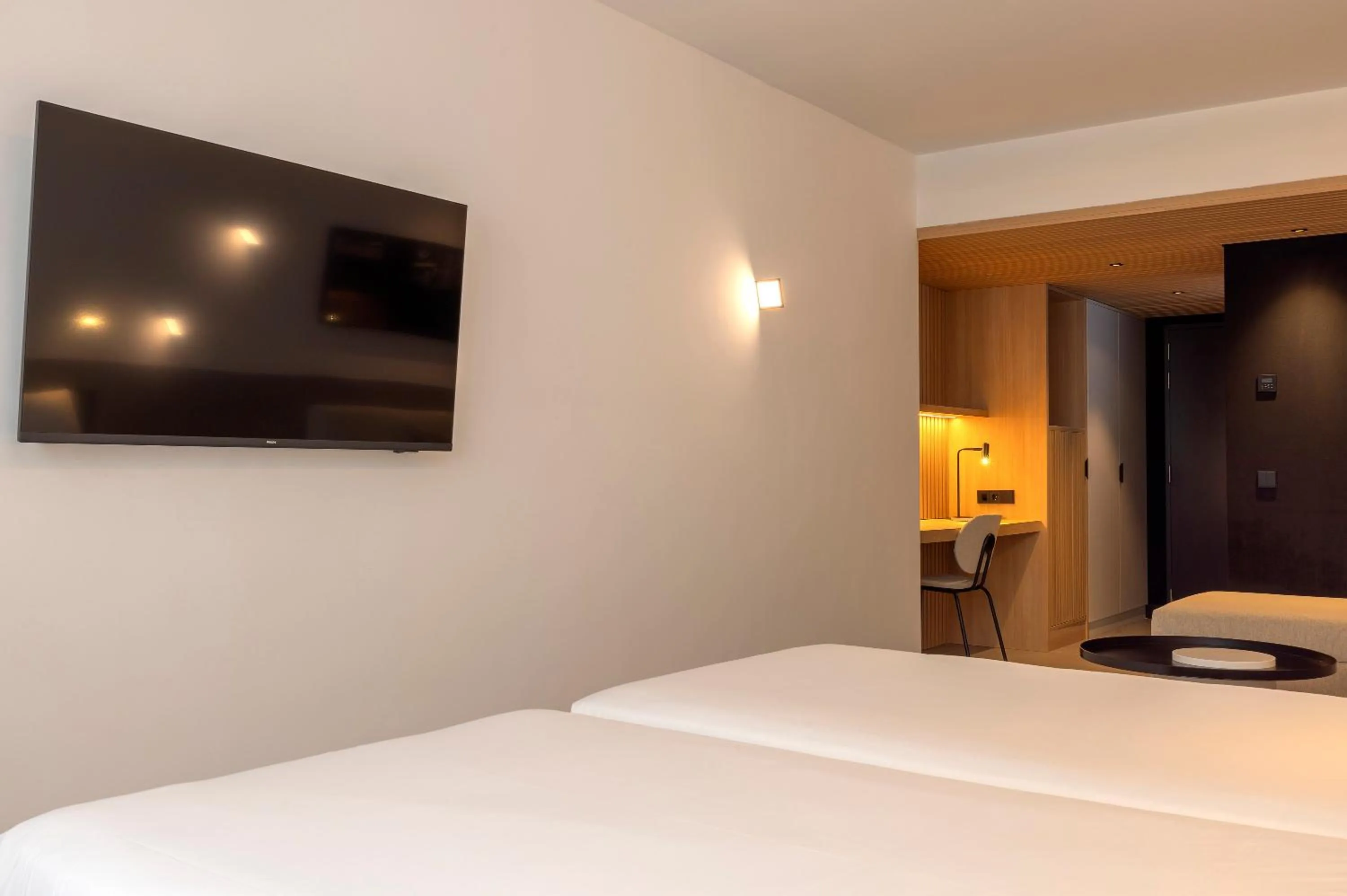 Living room, Bed in HM Jaime III