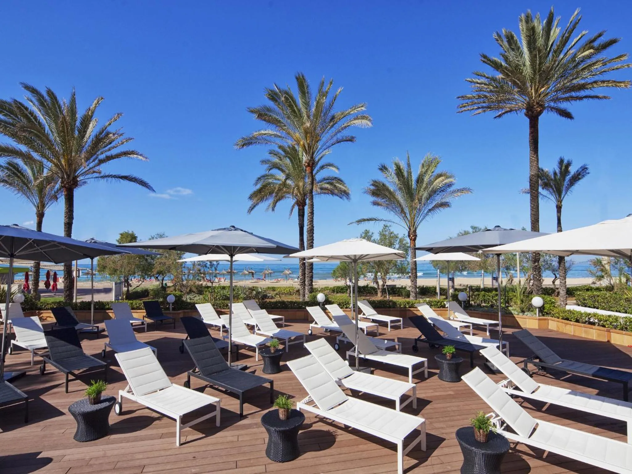 Facade/entrance in HM Tropical