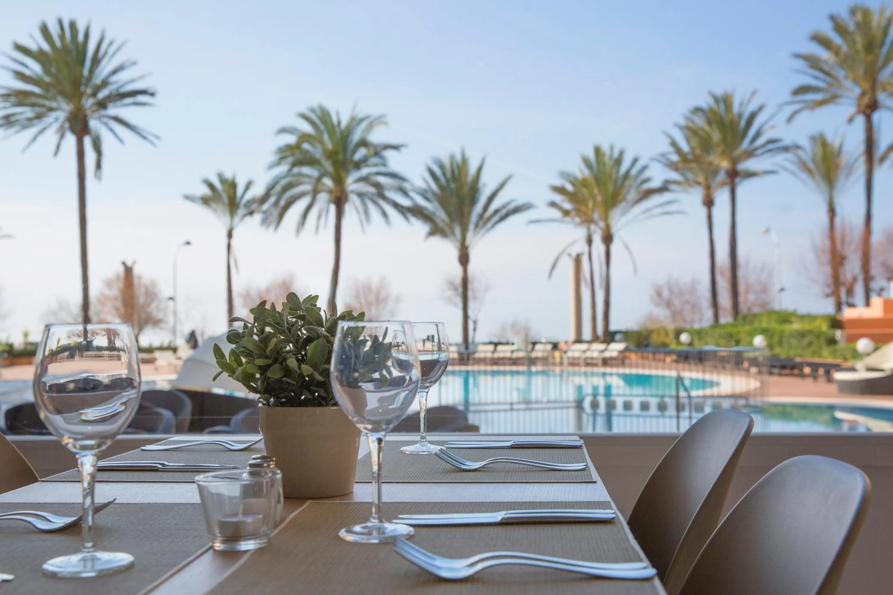 Restaurant/places to eat in HM Tropical