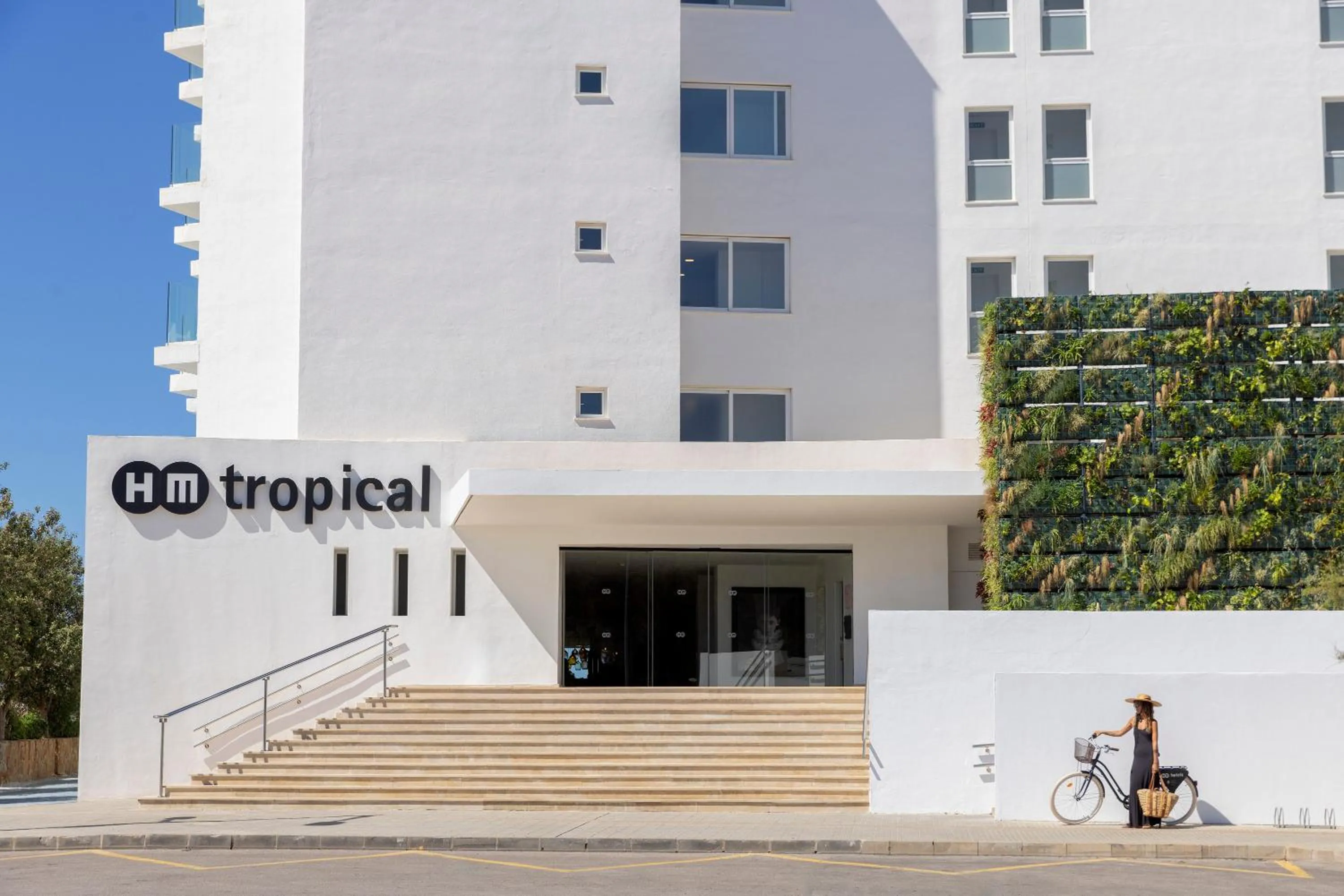 Facade/entrance in HM Tropical