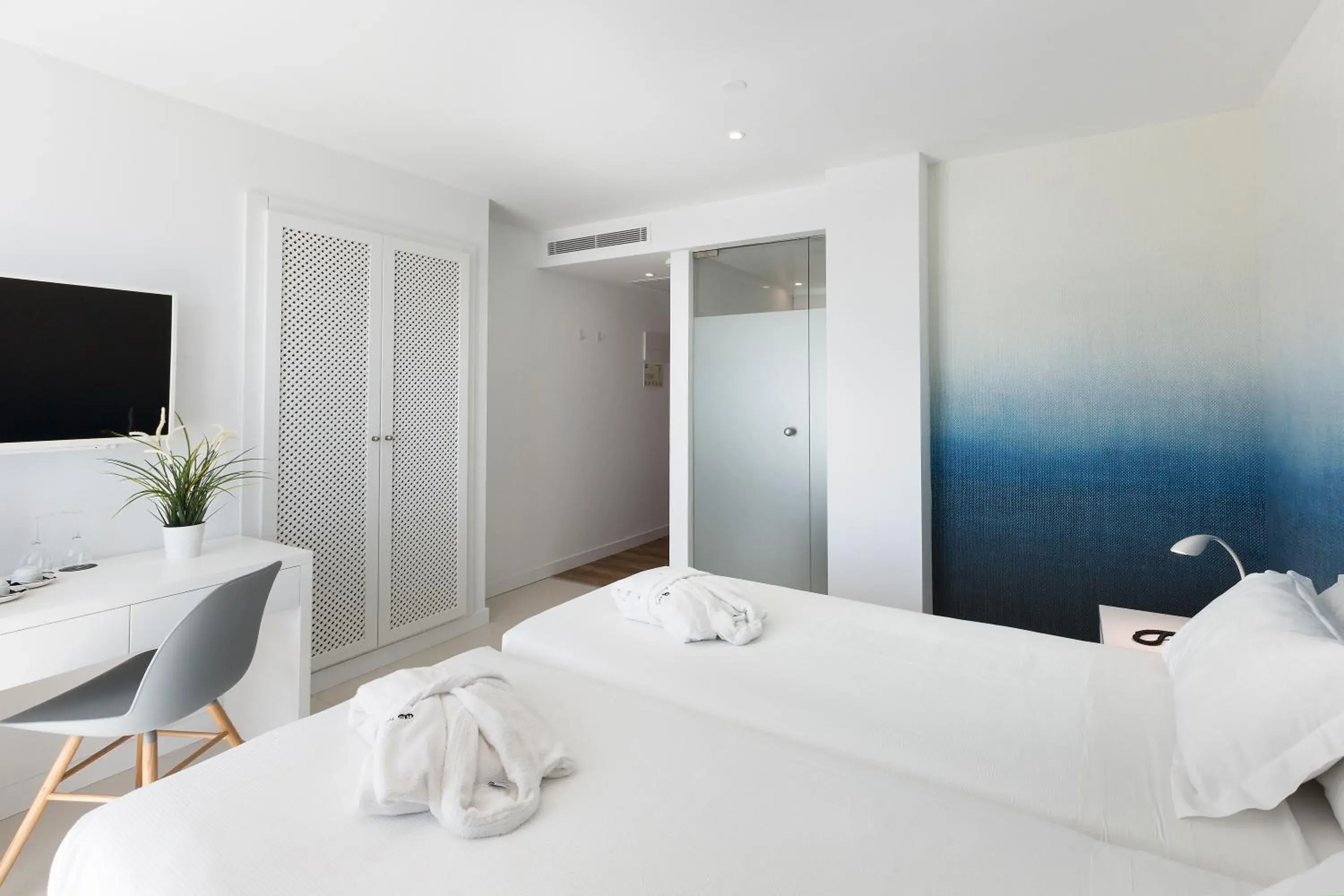 Bedroom, Bed in HM Tropical Bedroom, Bed in HM Tropical