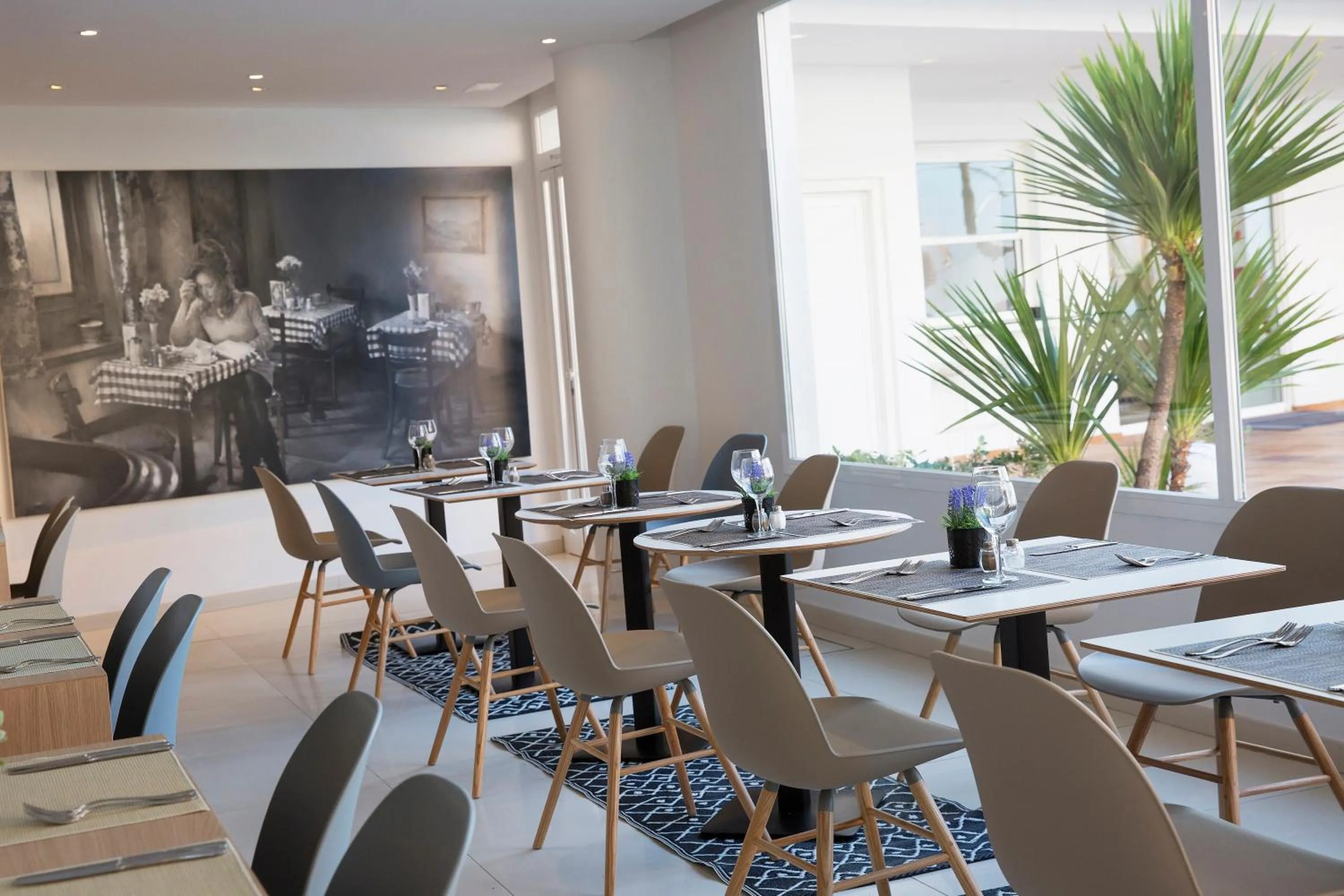 Restaurant/places to eat in HM Tropical