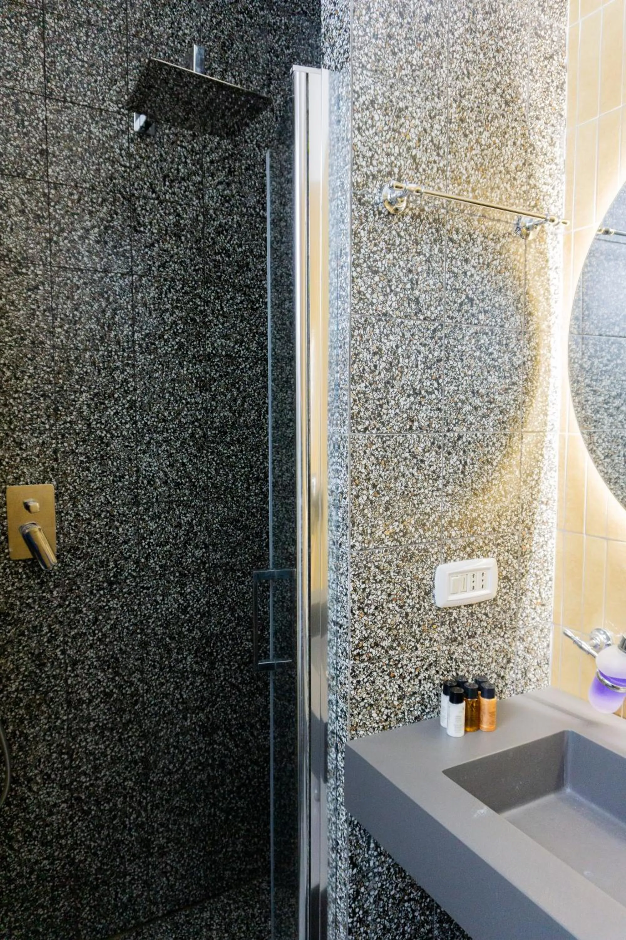 Shower in Occhi di Napoli Experiential Relais
