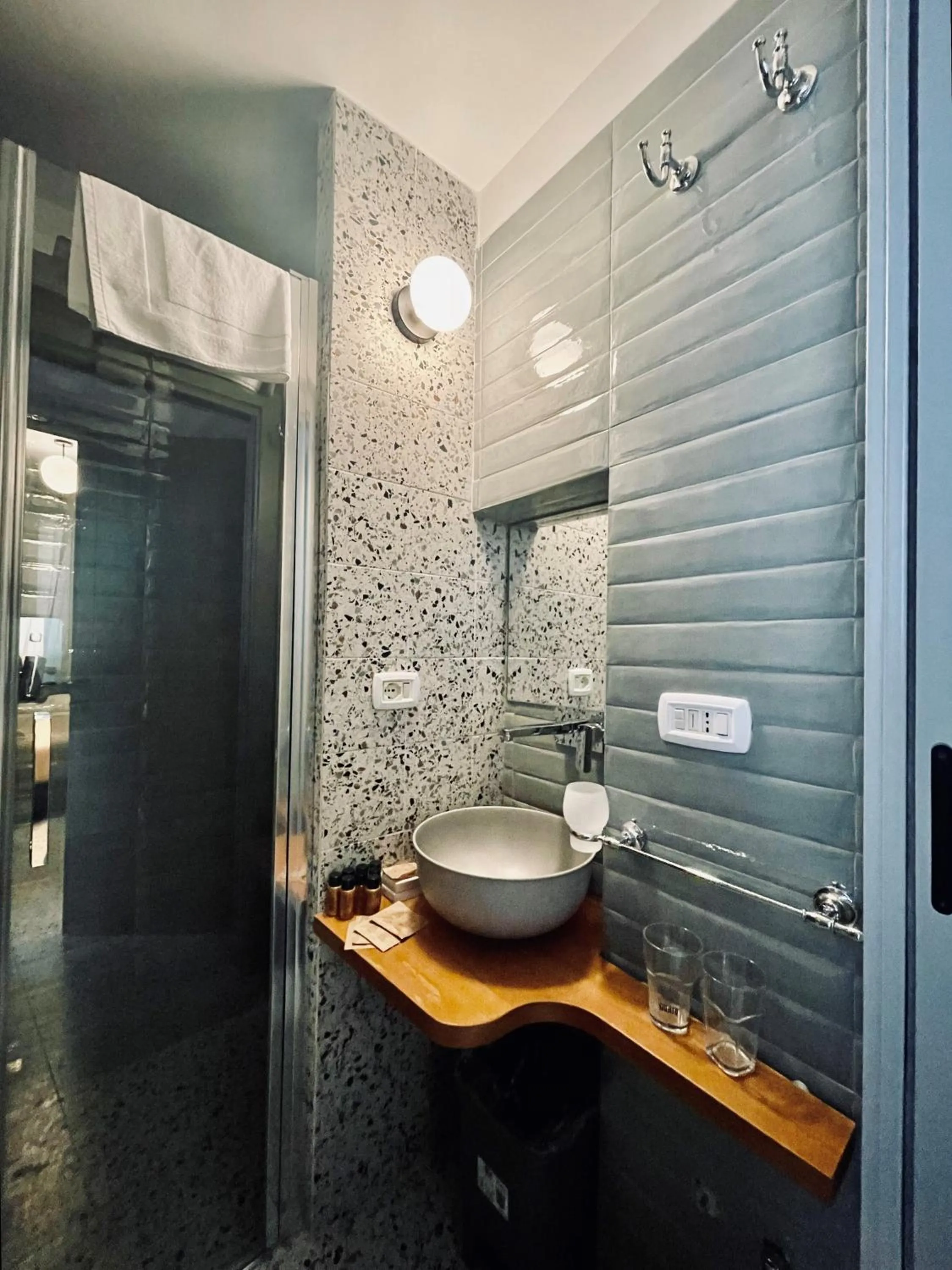 Shower in Occhi di Napoli Experiential Relais