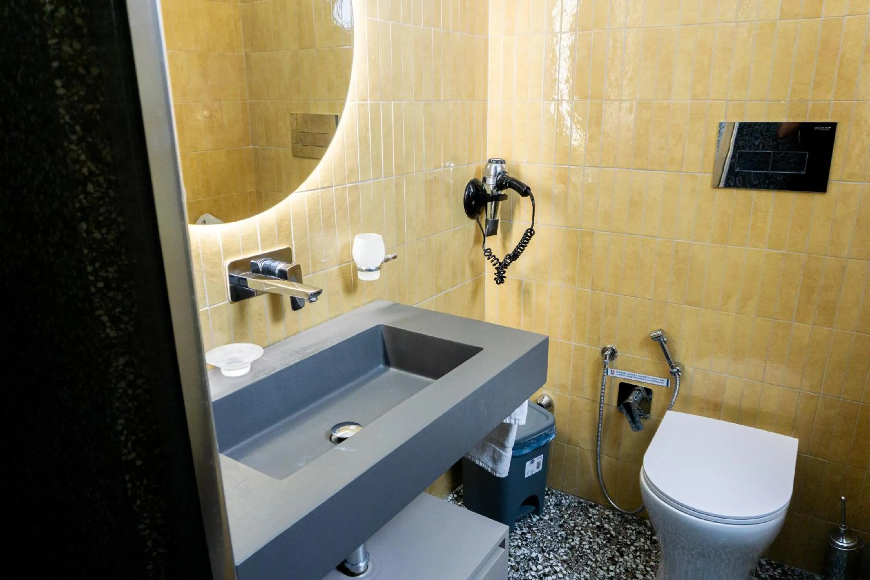 Shower in Occhi di Napoli Experiential Relais