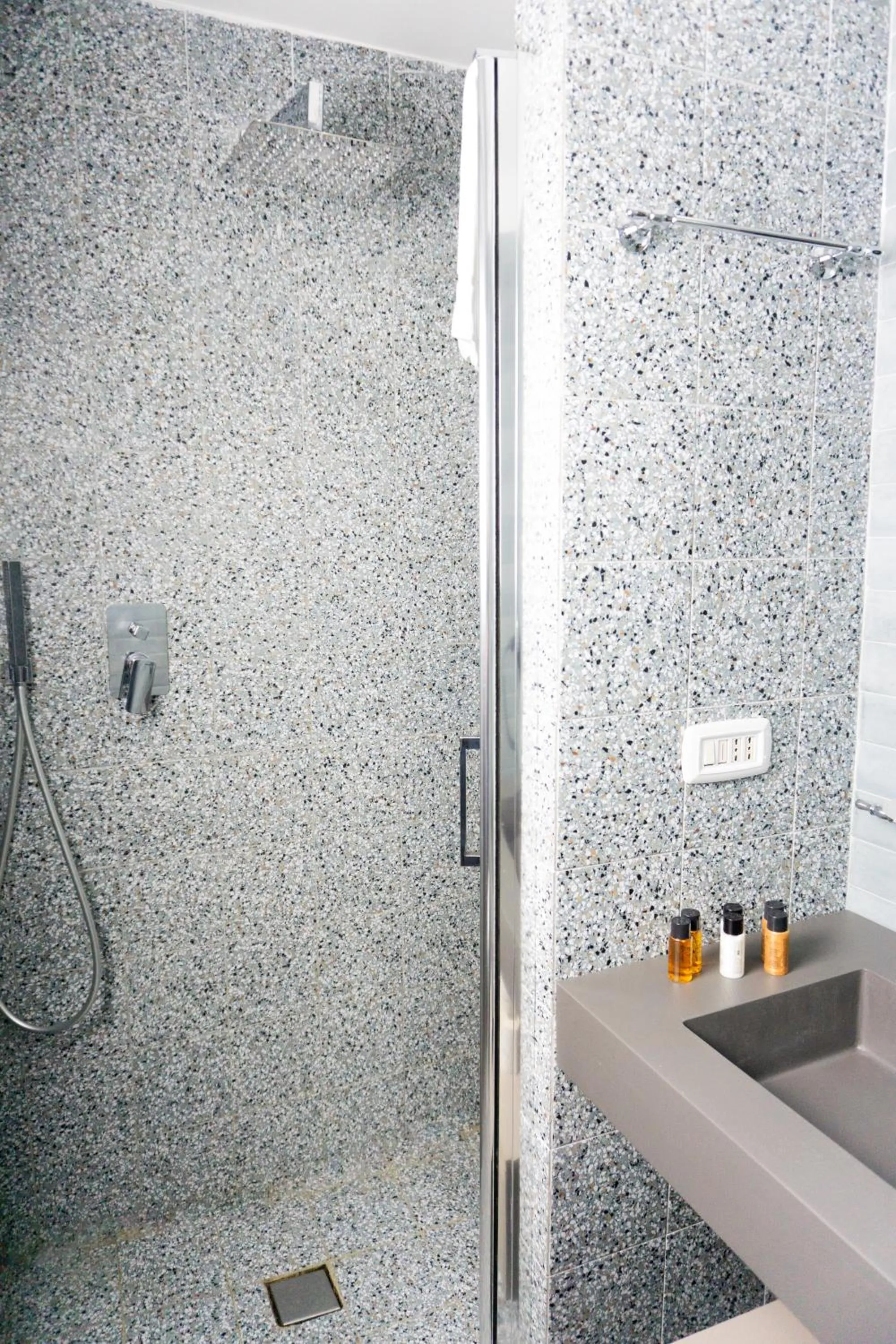 Shower in Occhi di Napoli Experiential Relais