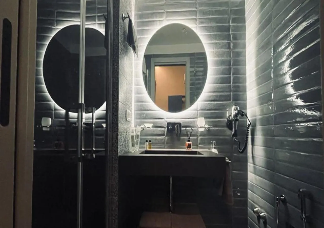 Shower in Occhi di Napoli Experiential Relais