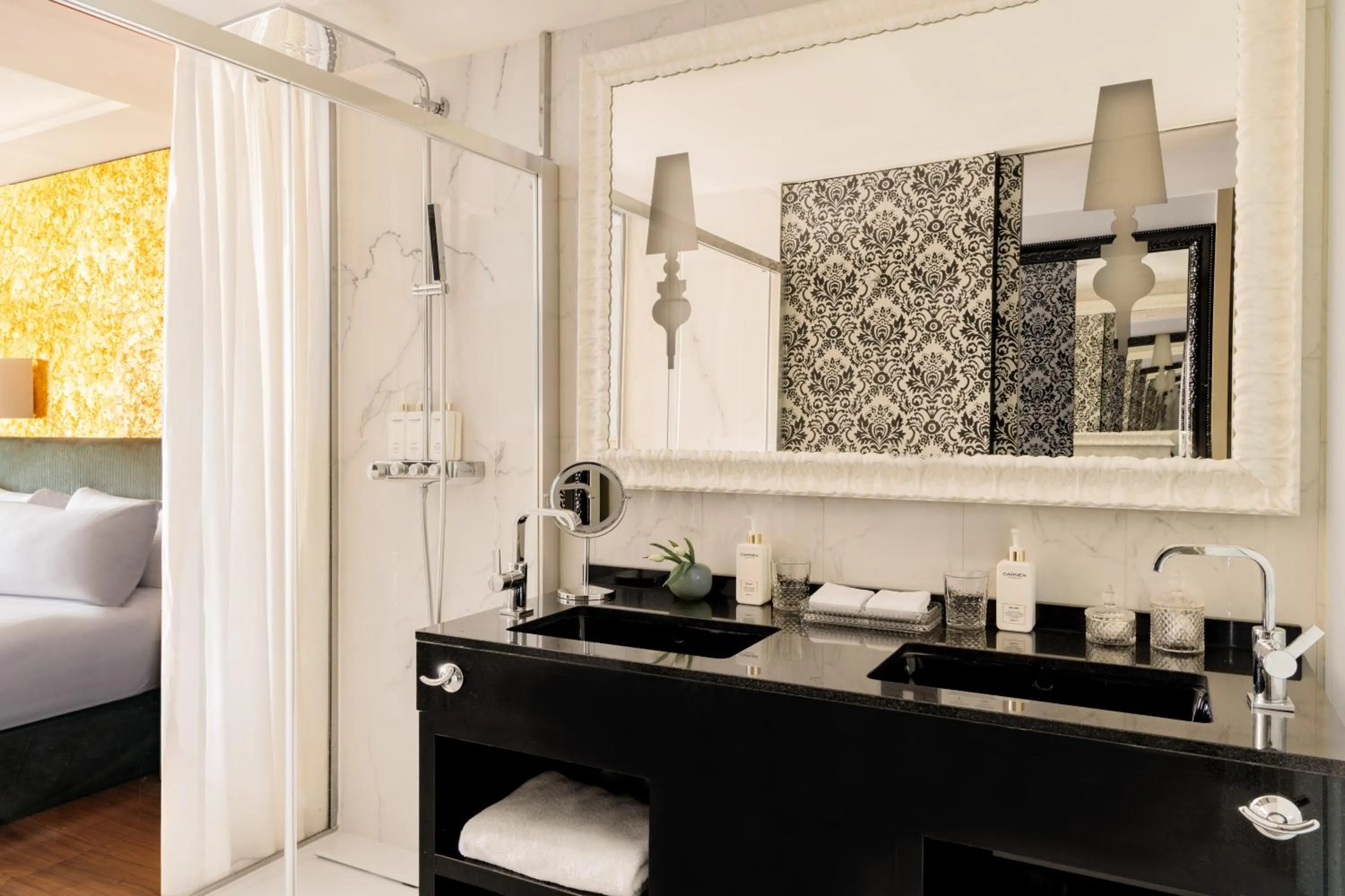 Bathroom, Bed in Hotel Colón Gran Meliá - The Leading Hotels of the World