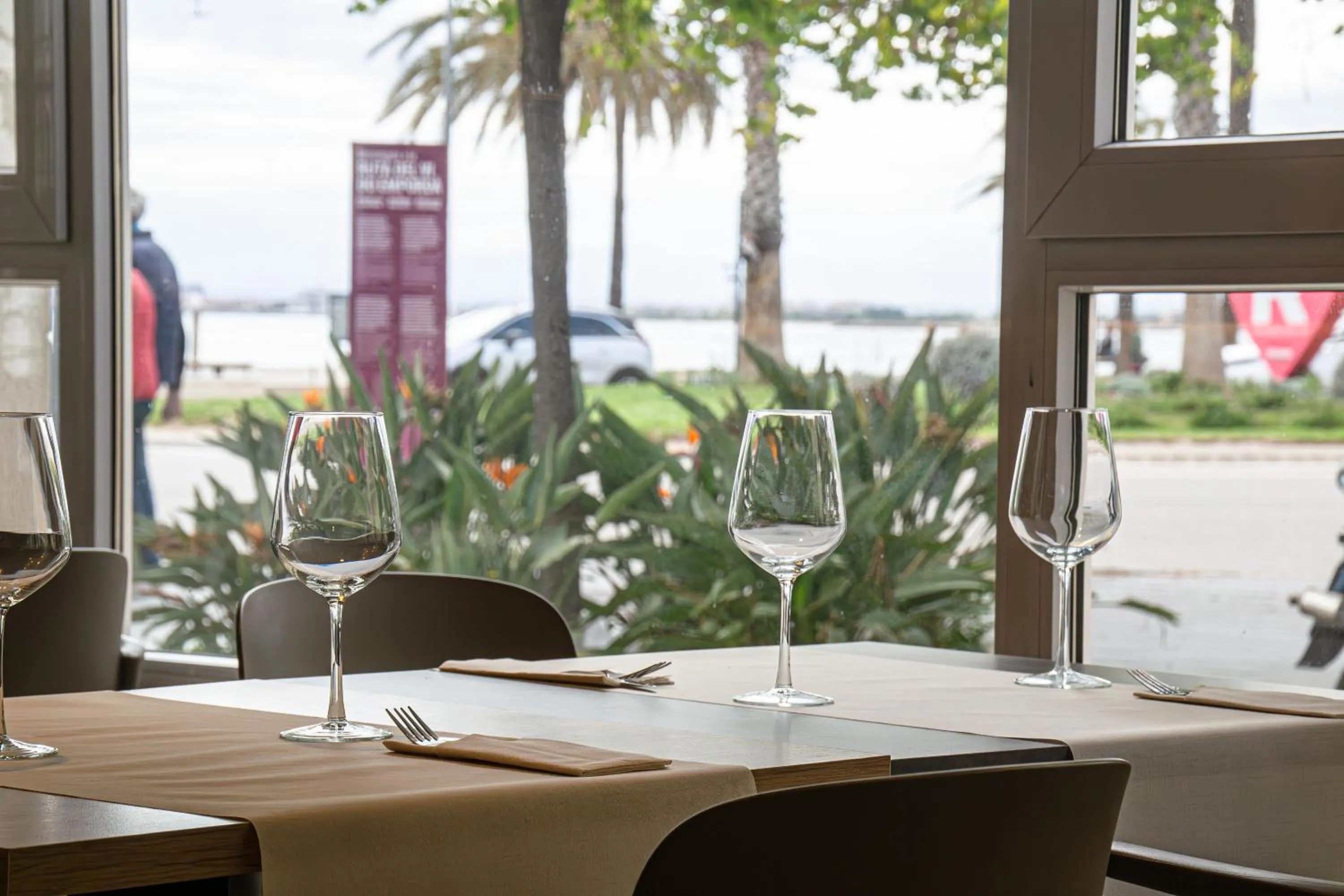 Restaurant/places to eat in Hotel Marina