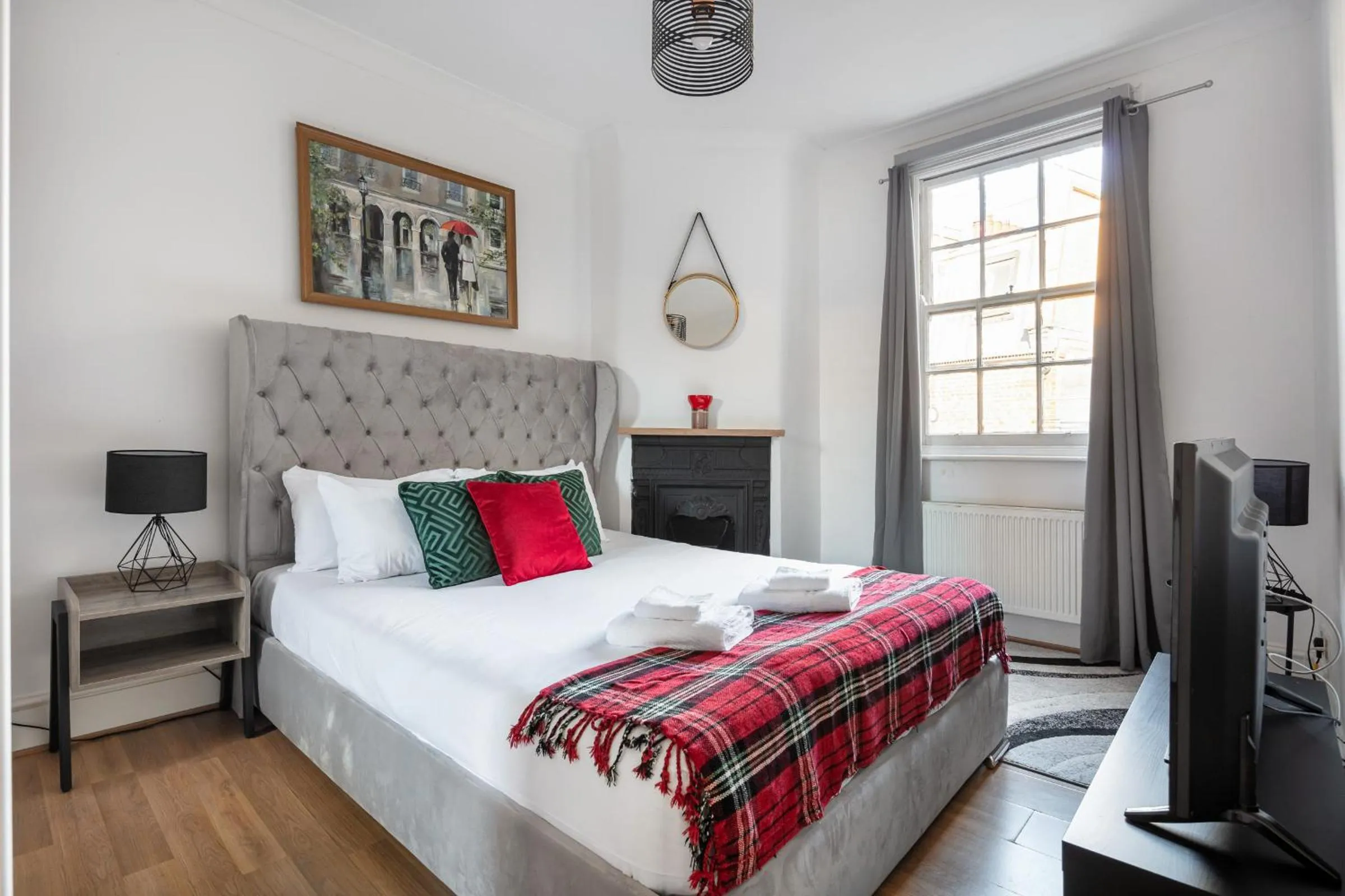 Bed in Gorgeous One Bed AirCon Apt in the Heart of Central London