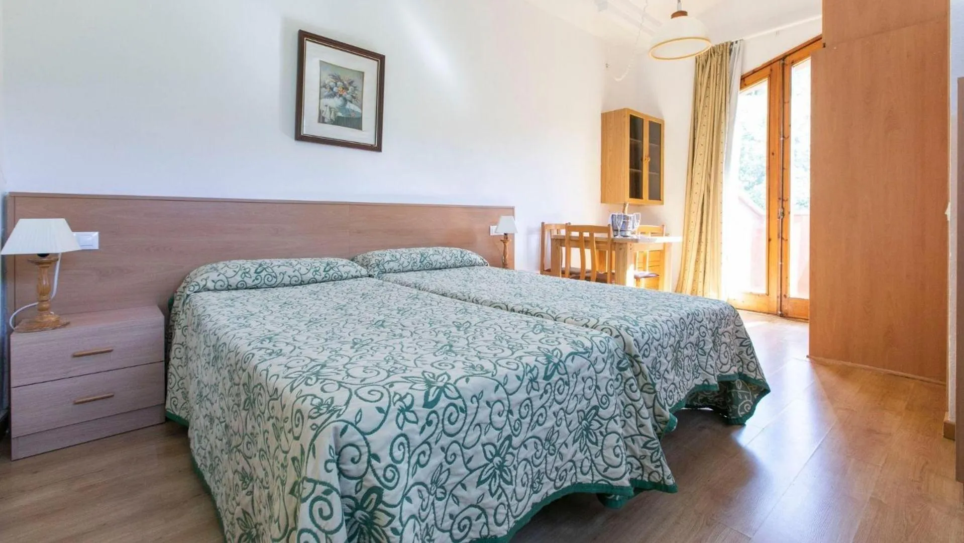 Photo of the whole room, Bed in Evenia Monte Alba