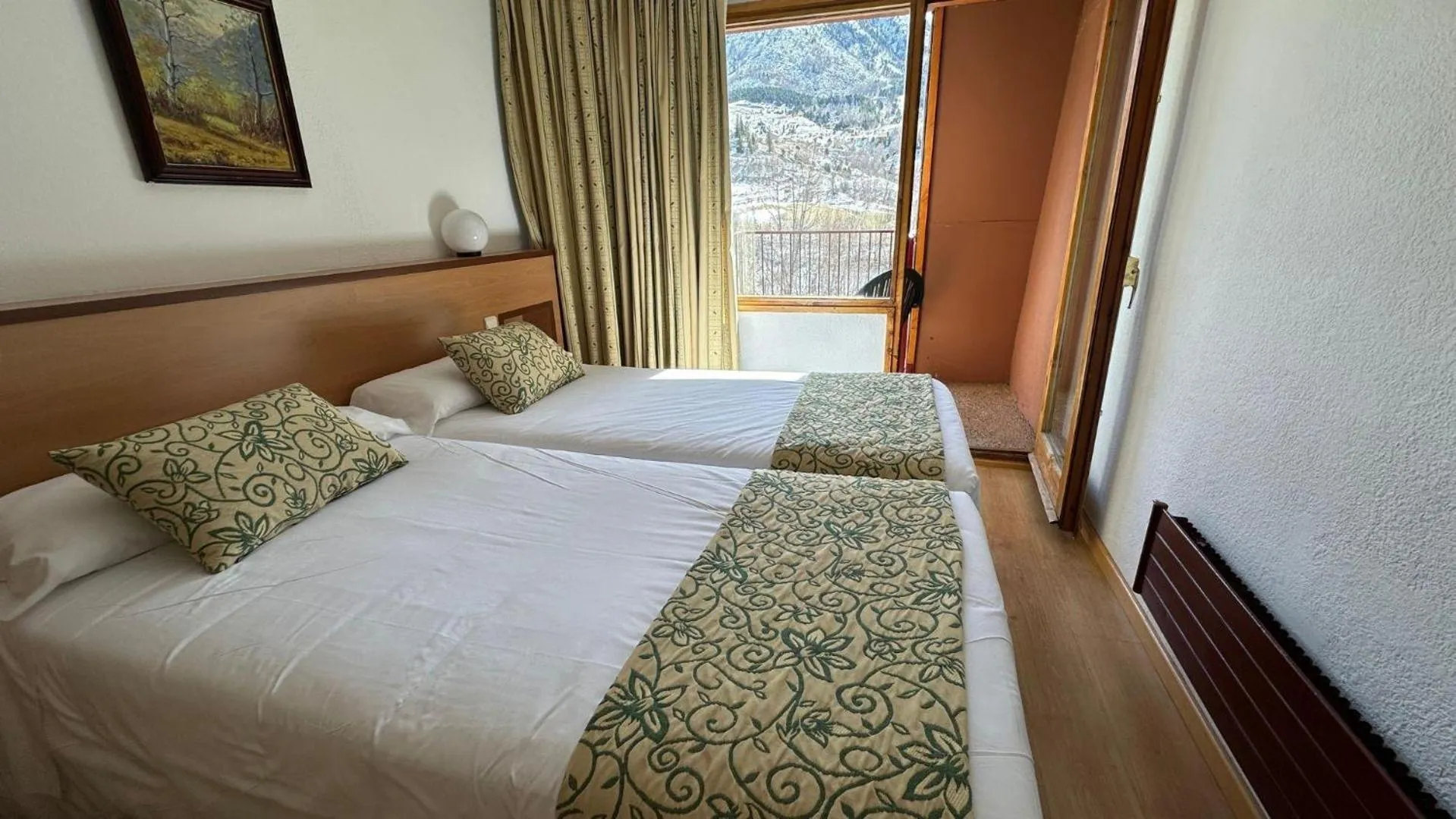 Photo of the whole room, Bed in Evenia Monte Alba
