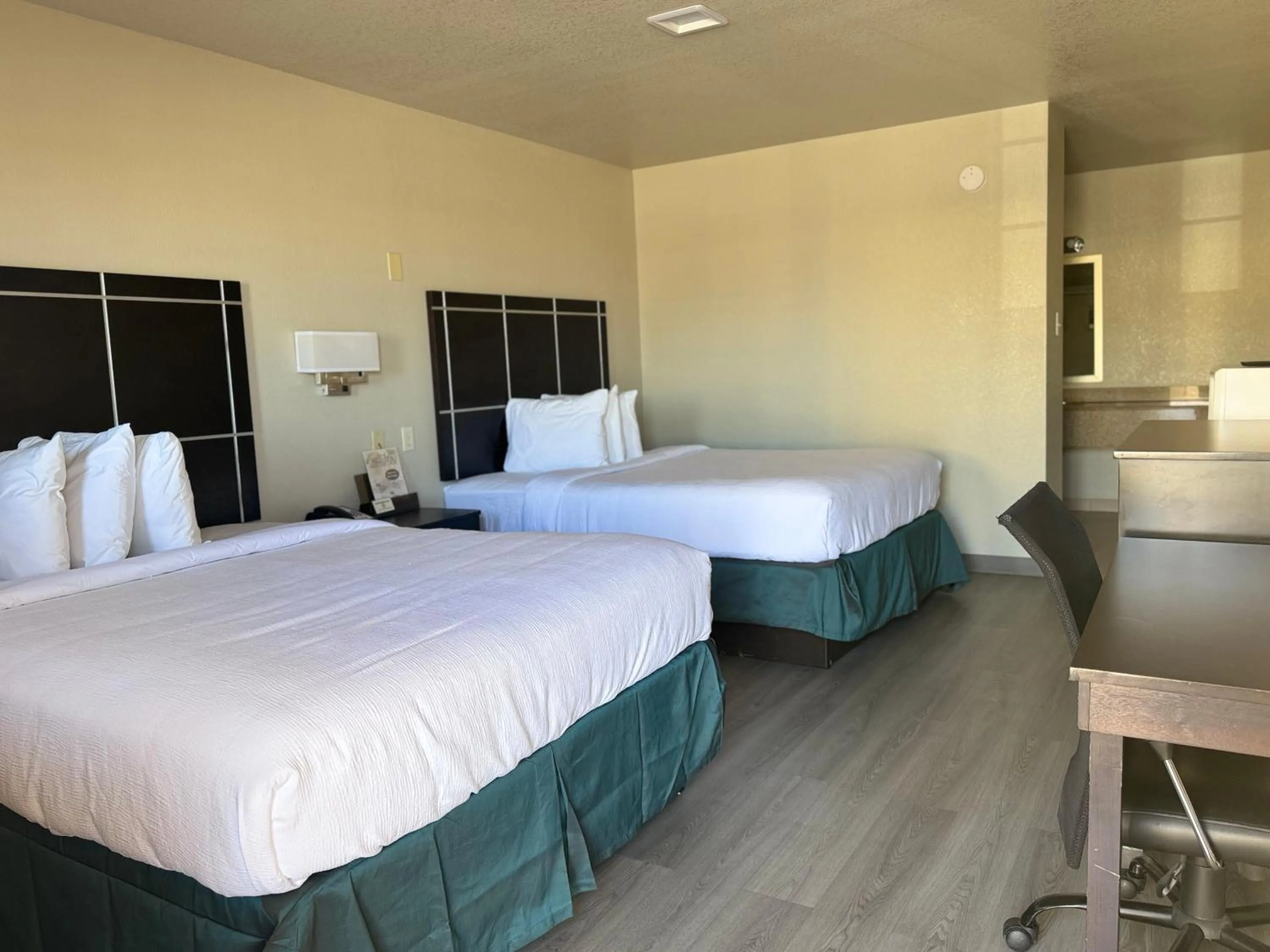 Bedroom, Bed in Executive inn