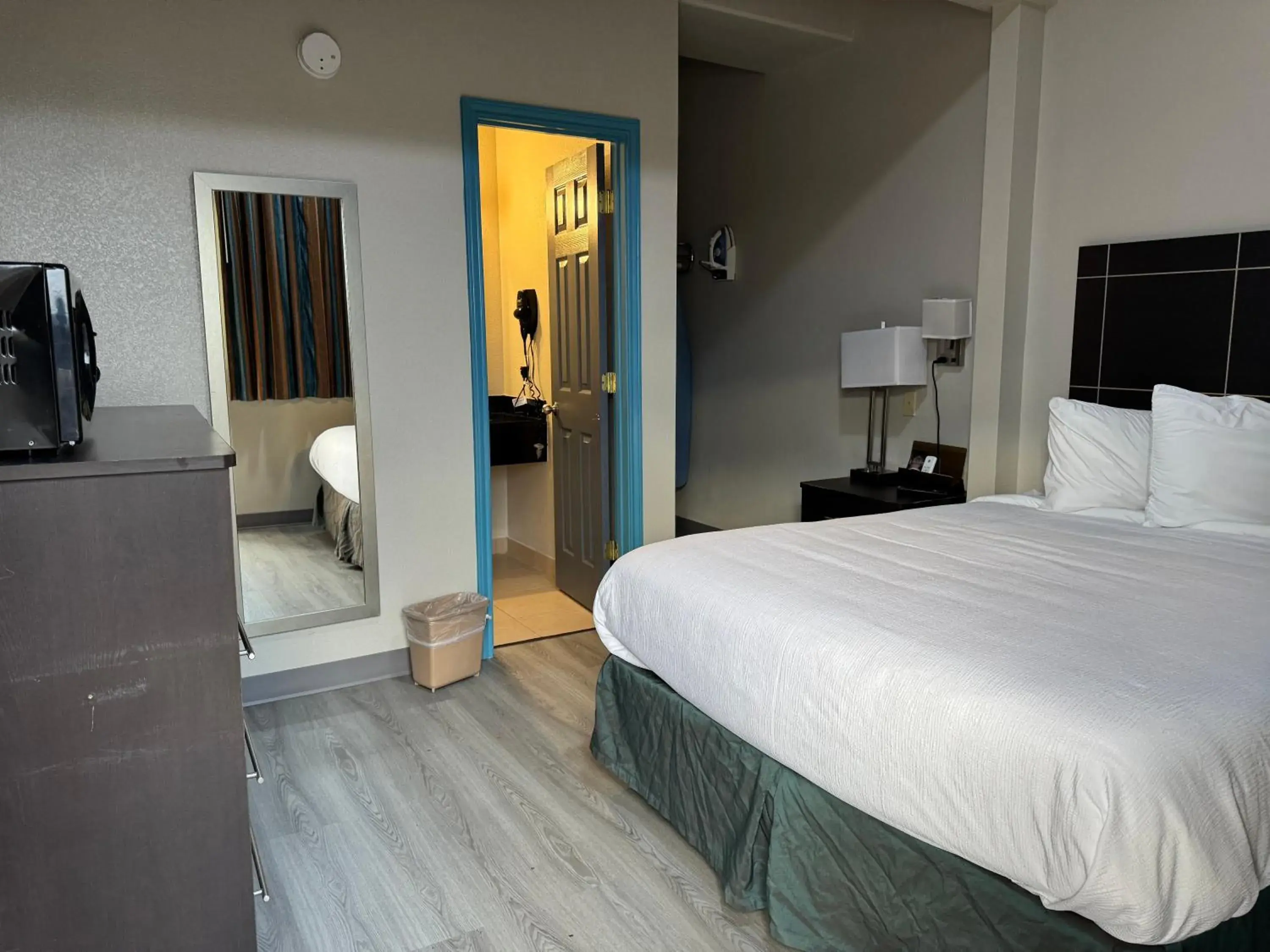 Deluxe Queen Studio in Executive inn Deluxe Queen Studio in Executive inn